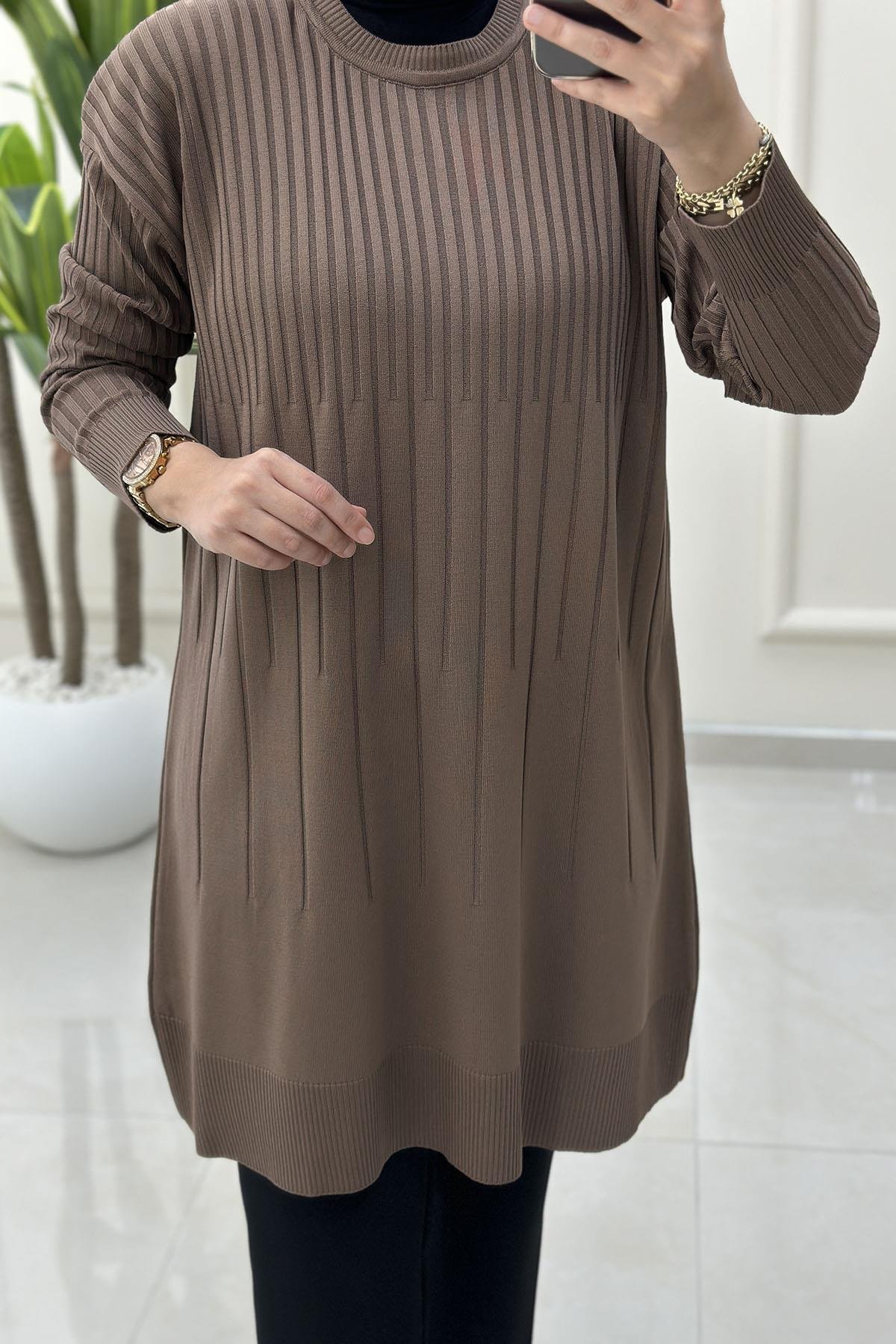 Tesettür Tunik ModelleriDüşük Omuz Kendinden Desenli Kadın Triko Tunik Koyu Vizon KADO 2725018