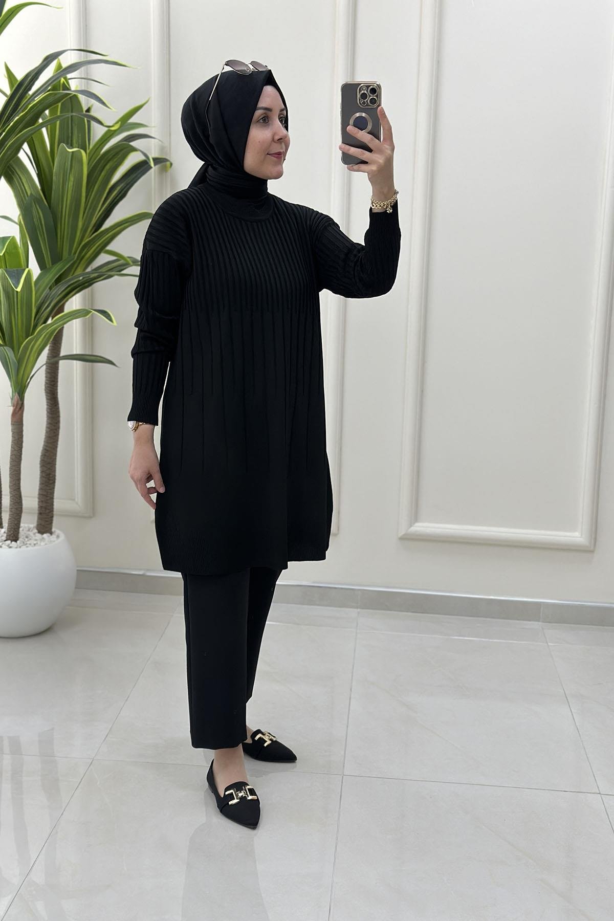 Tesettür Tunik ModelleriDüşük Omuz Kendinden Desenli Kadın Triko Tunik Siyah KADO 2725018
