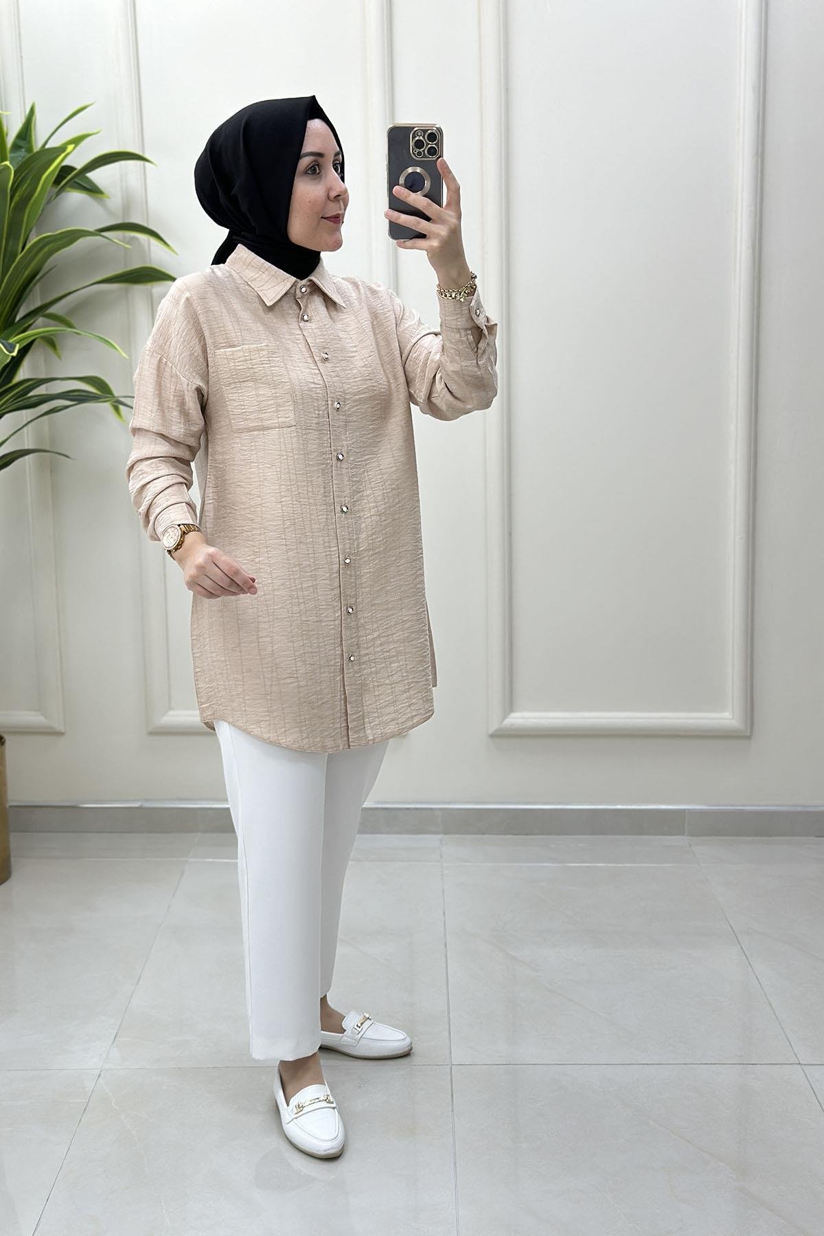 Tesettür Tunik ModelleriDüşük Omuz Kendinden Desenli Önü Düğmeli Kadın Tunik Bej KADO 251215