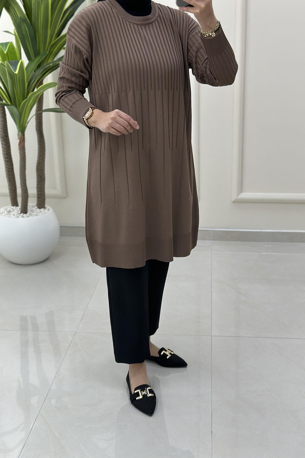 Tesettür Tunik ModelleriDüşük Omuz Kendinden Desenli Kadın Triko Tunik Koyu Vizon KADO 2725018