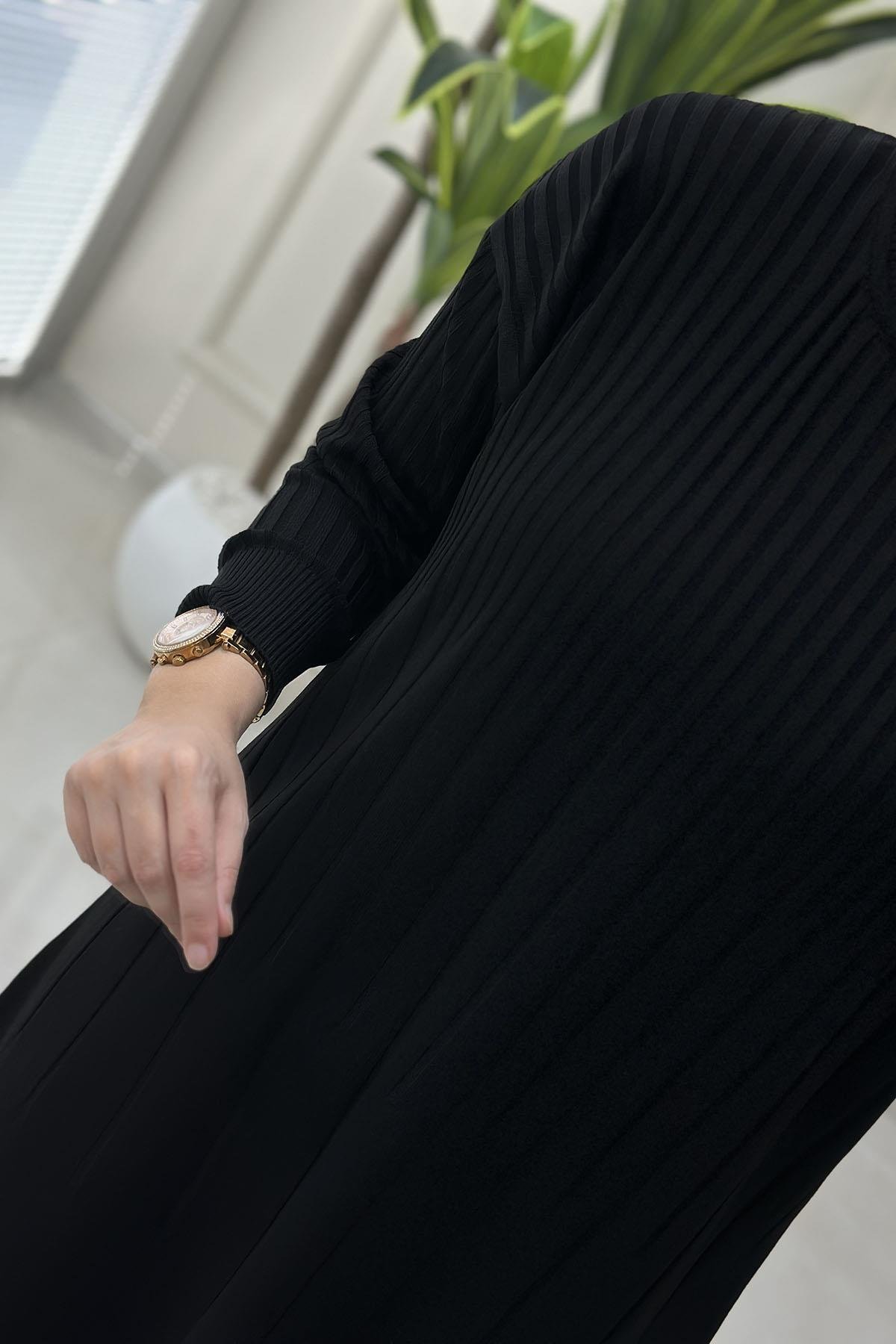 Tesettür Tunik ModelleriDüşük Omuz Kendinden Desenli Kadın Triko Tunik Siyah KADO 2725018