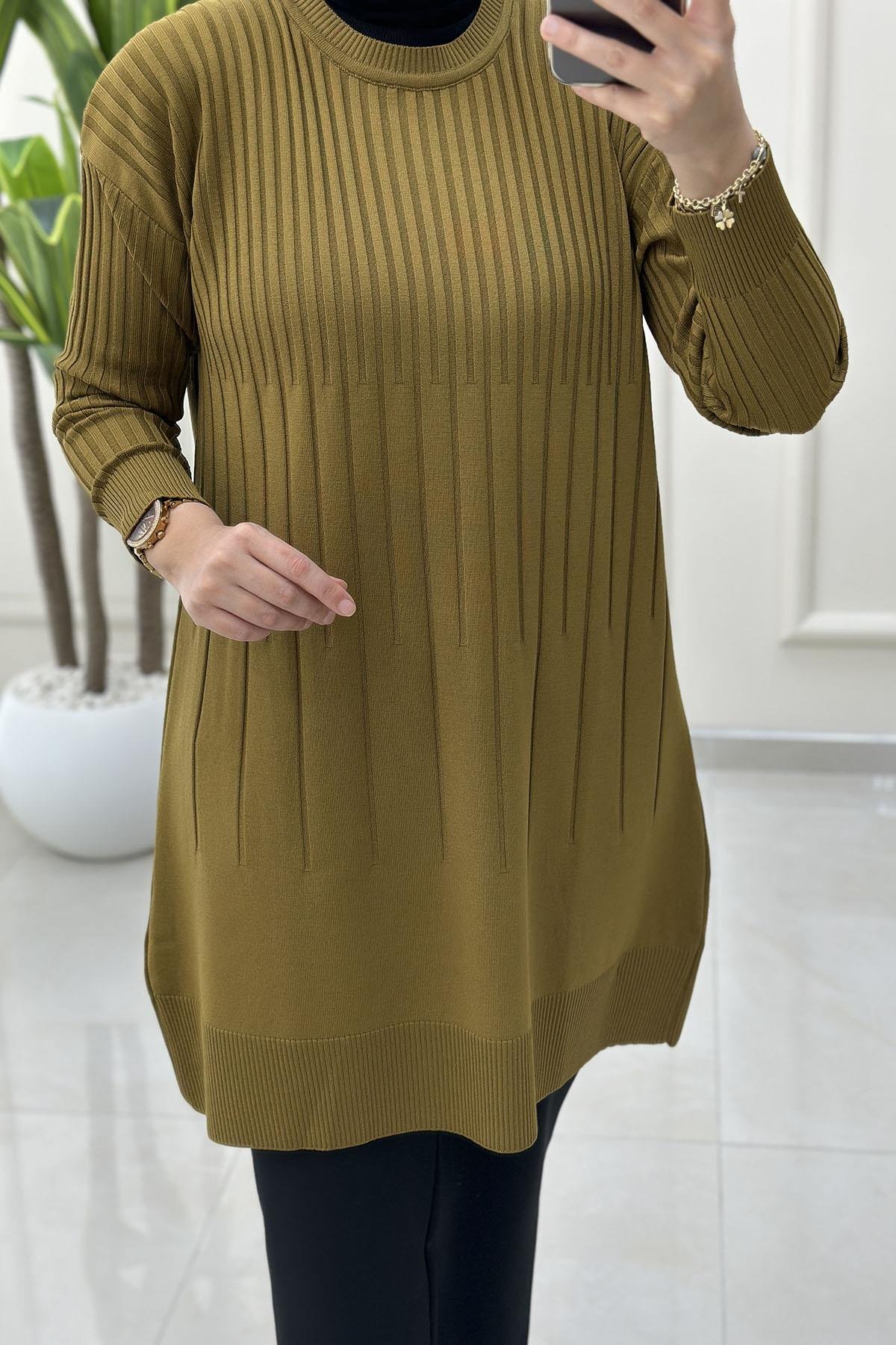 Tesettür Tunik ModelleriDüşük Omuz Kendinden Desenli Kadın Triko Tunik Yağ Yeşili KADO 2725018