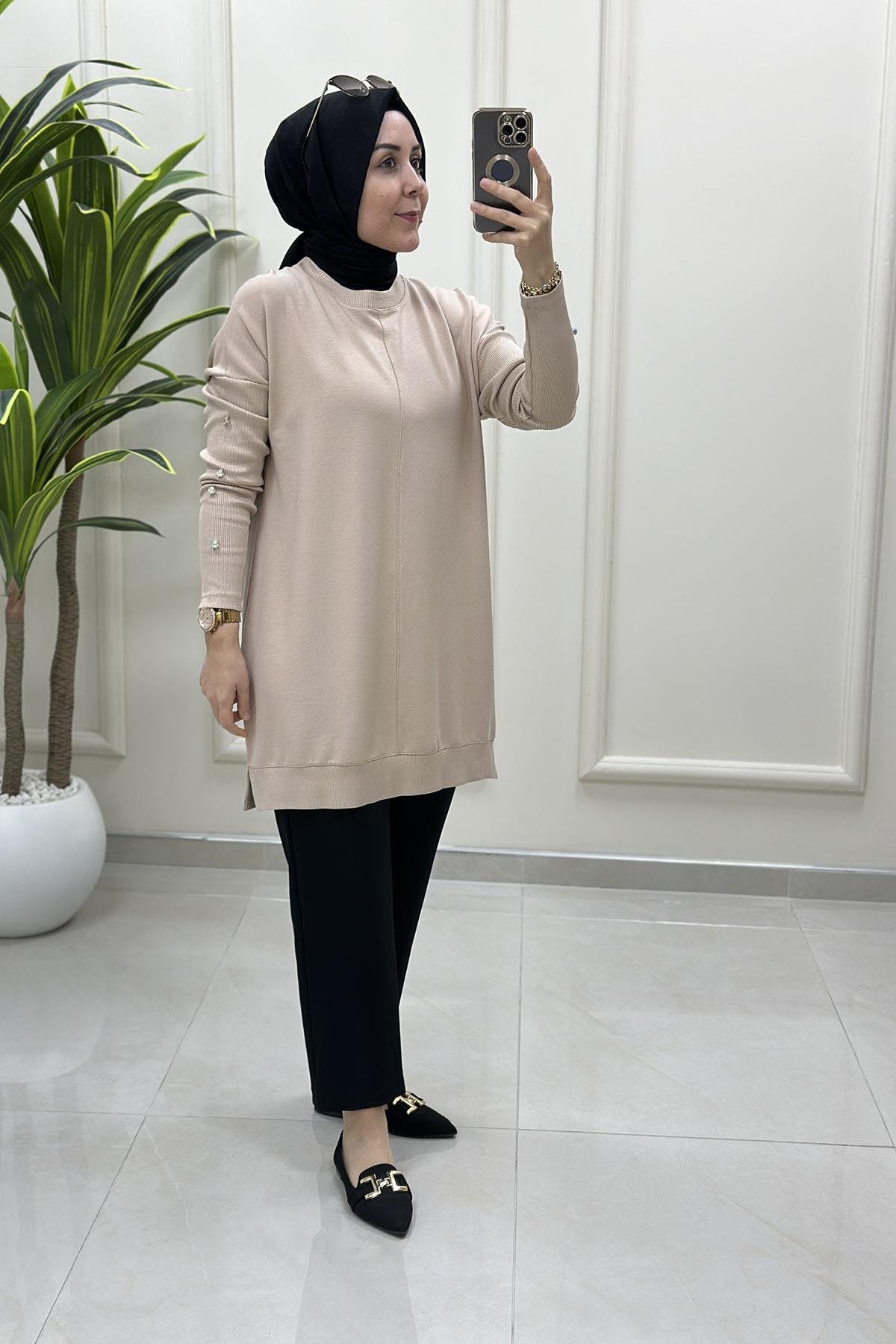 Tesettür Tunik ModelleriDüşük Omuz Kol Ribana ve Taş Düğme Detaylı Kadın Tunik Bej KADO 9520