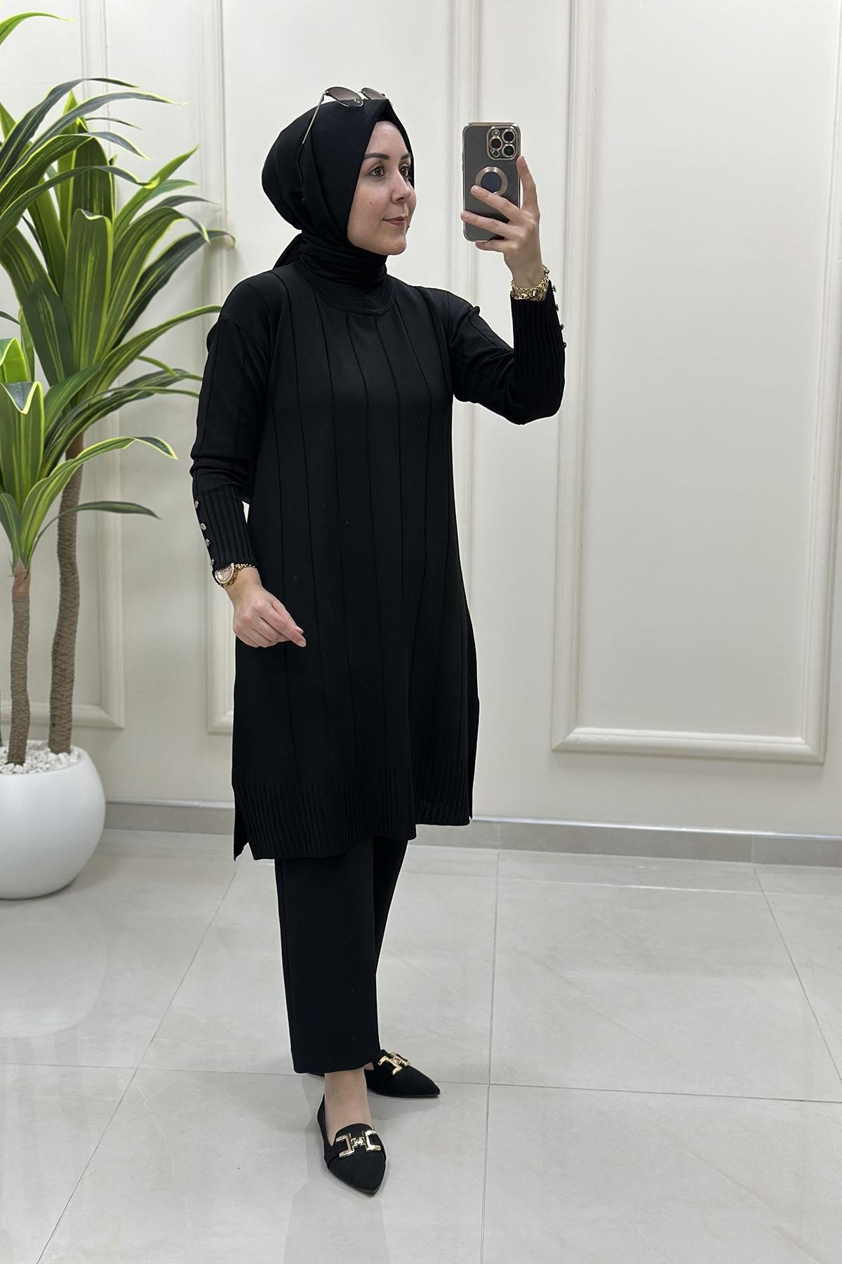 Tesettür Tunik ModelleriDüşük Omuz Kolu Düğme Detaylı Kadın Merserize Tunik Siyah KADO 2725011