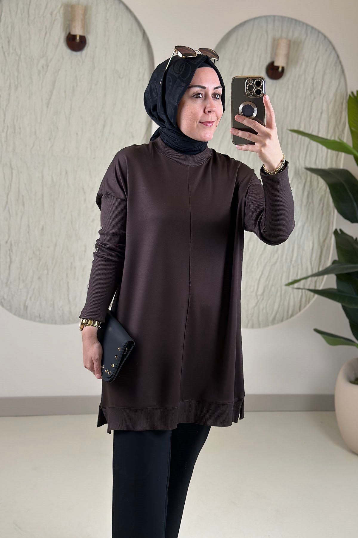 Tesettür Tunik ModelleriDüşük Omuz Kol Ribanalı Düğme Detaylı Kadın Tunik Kahverengi KADO 268484