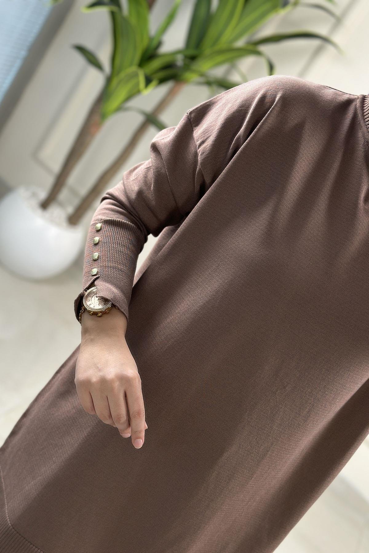 Tesettür Tunik ModelleriDüşük Omuz Kol Düğme Detaylı Kadın Triko Tunik Vizon SRY 4106