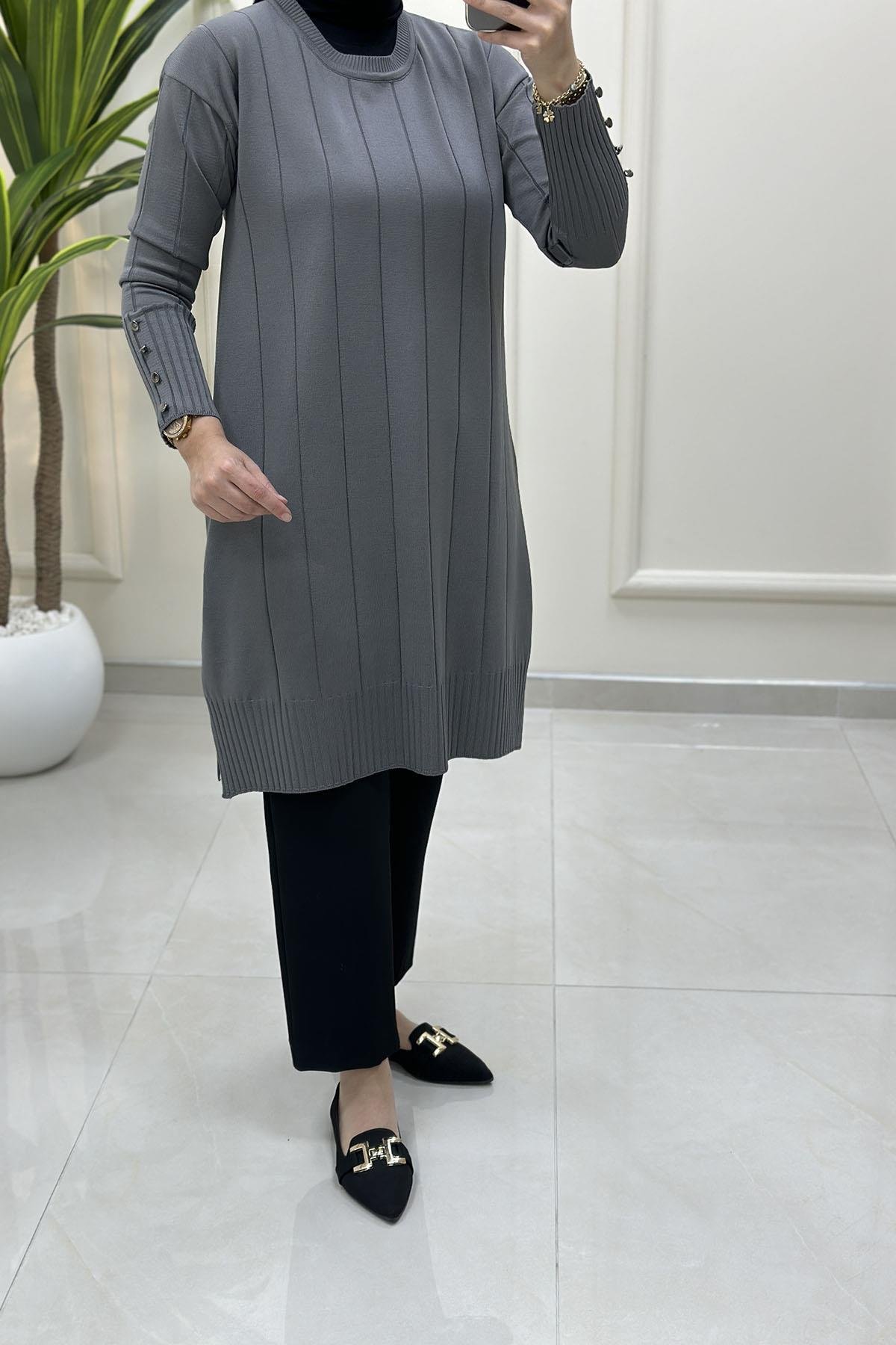 Tesettür Tunik ModelleriDüşük Omuz Kolu Düğme Detaylı Kadın Merserize Tunik Gri KADO 2725011