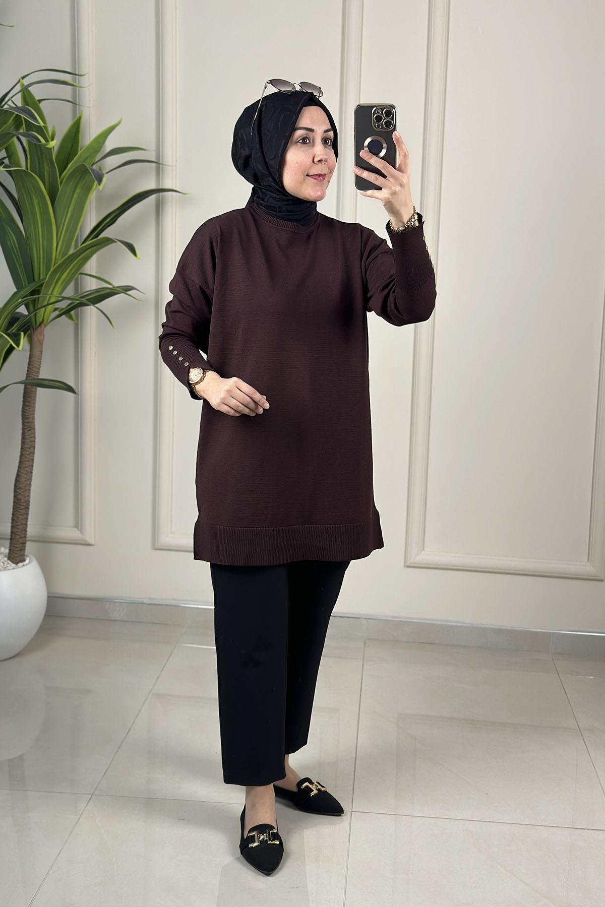 Tesettür Tunik ModelleriDüşük Omuz Kol Düğme Detaylı Kadın Triko Tunik Kahverengi SRY 4106