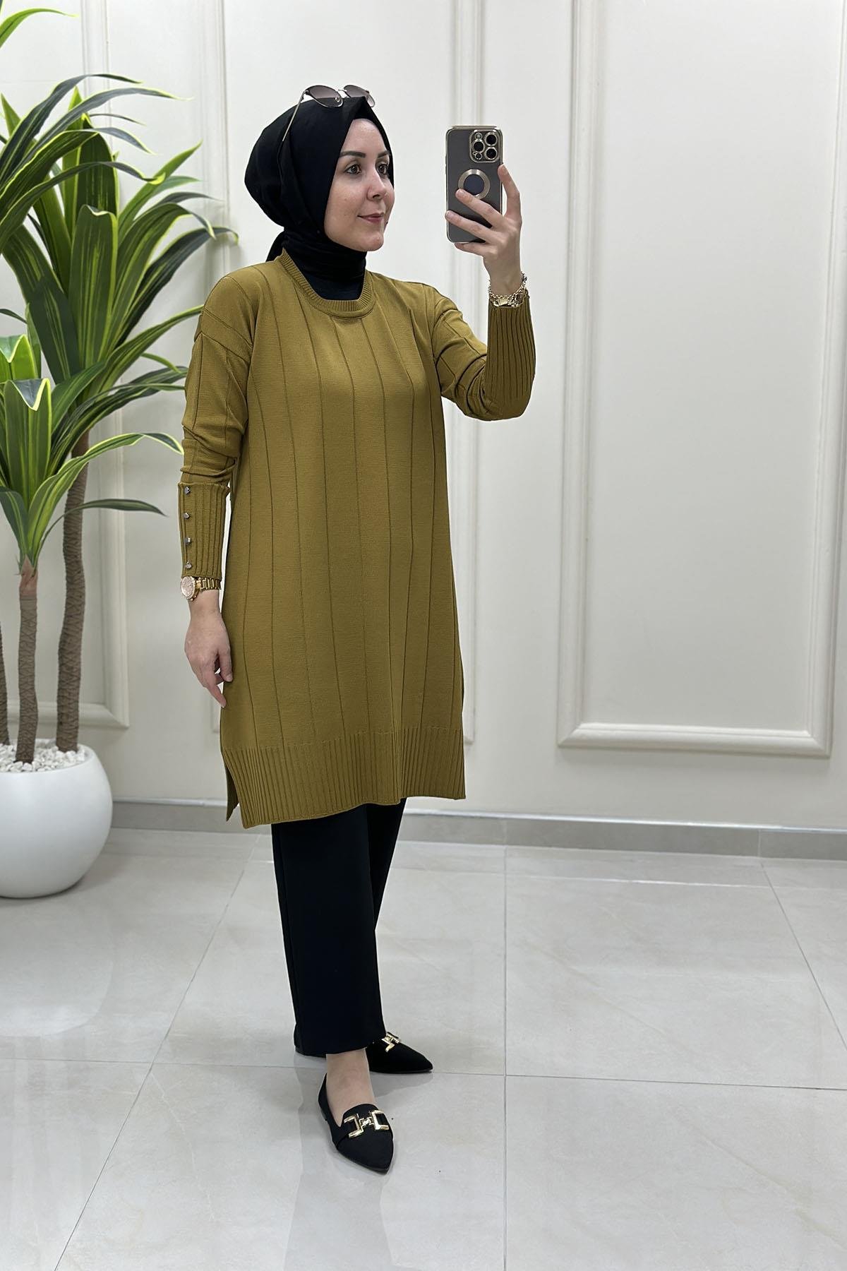 Tesettür Tunik ModelleriDüşük Omuz Kolu Düğme Detaylı Kadın Merserize Tunik Yağ Yeşili KADO 2725011