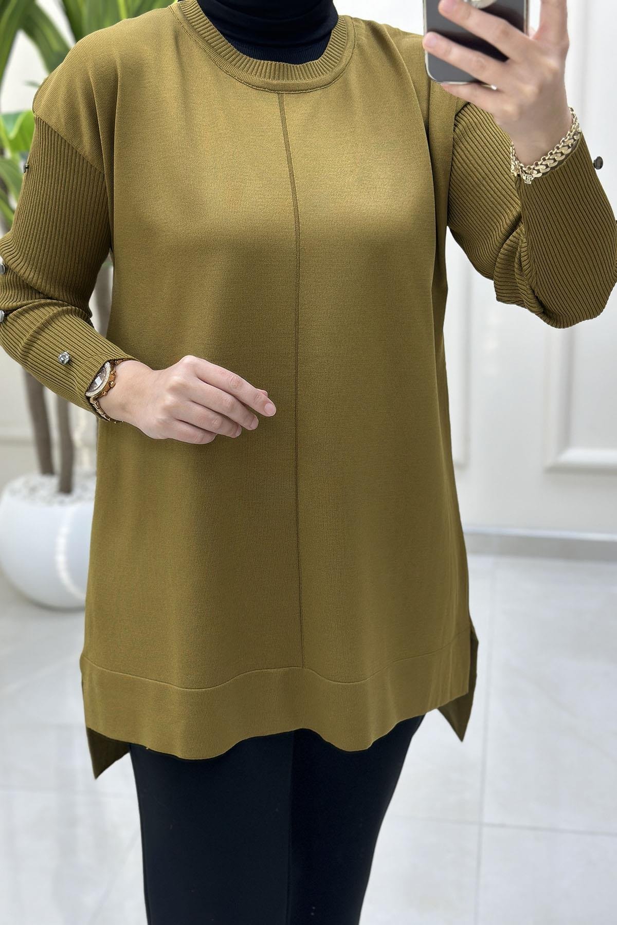 Tesettür Tunik ModelleriDüşük Omuz Kol Düğme Detaylı Kadın Merserize Tunik Yağ Yeşili KADO 2725014