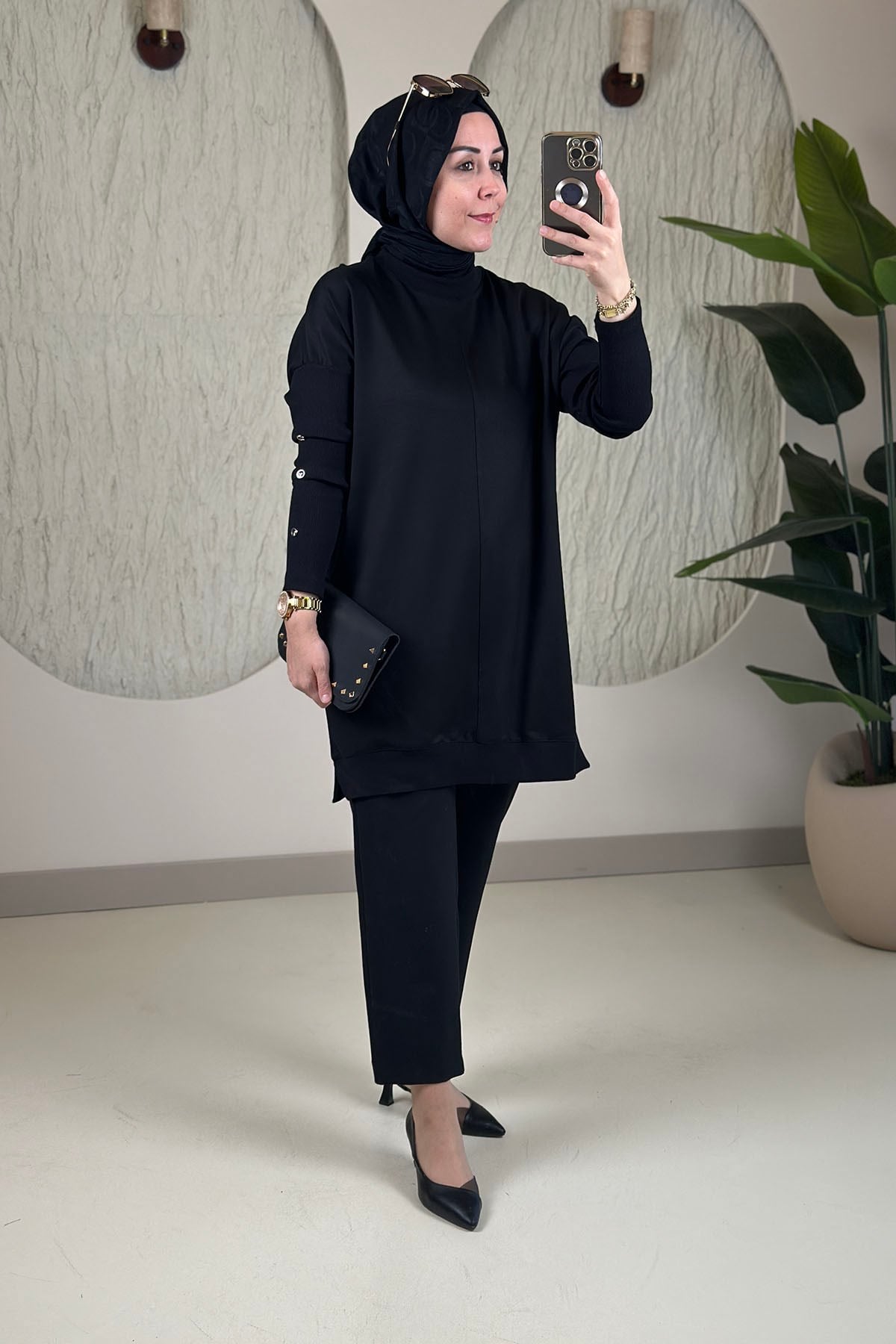 Tesettür Tunik ModelleriDüşük Omuz Kol Ribanalı Düğme Detaylı Kadın Tunik Siyah KADO 268484