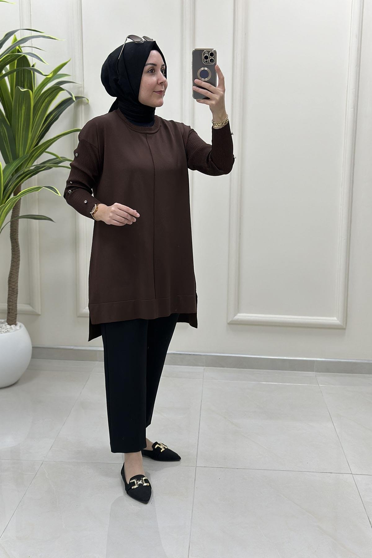 Tesettür Tunik ModelleriDüşük Omuz Kol Düğme Detaylı Kadın Merserize Tunik Kahverengi KADO 2725014