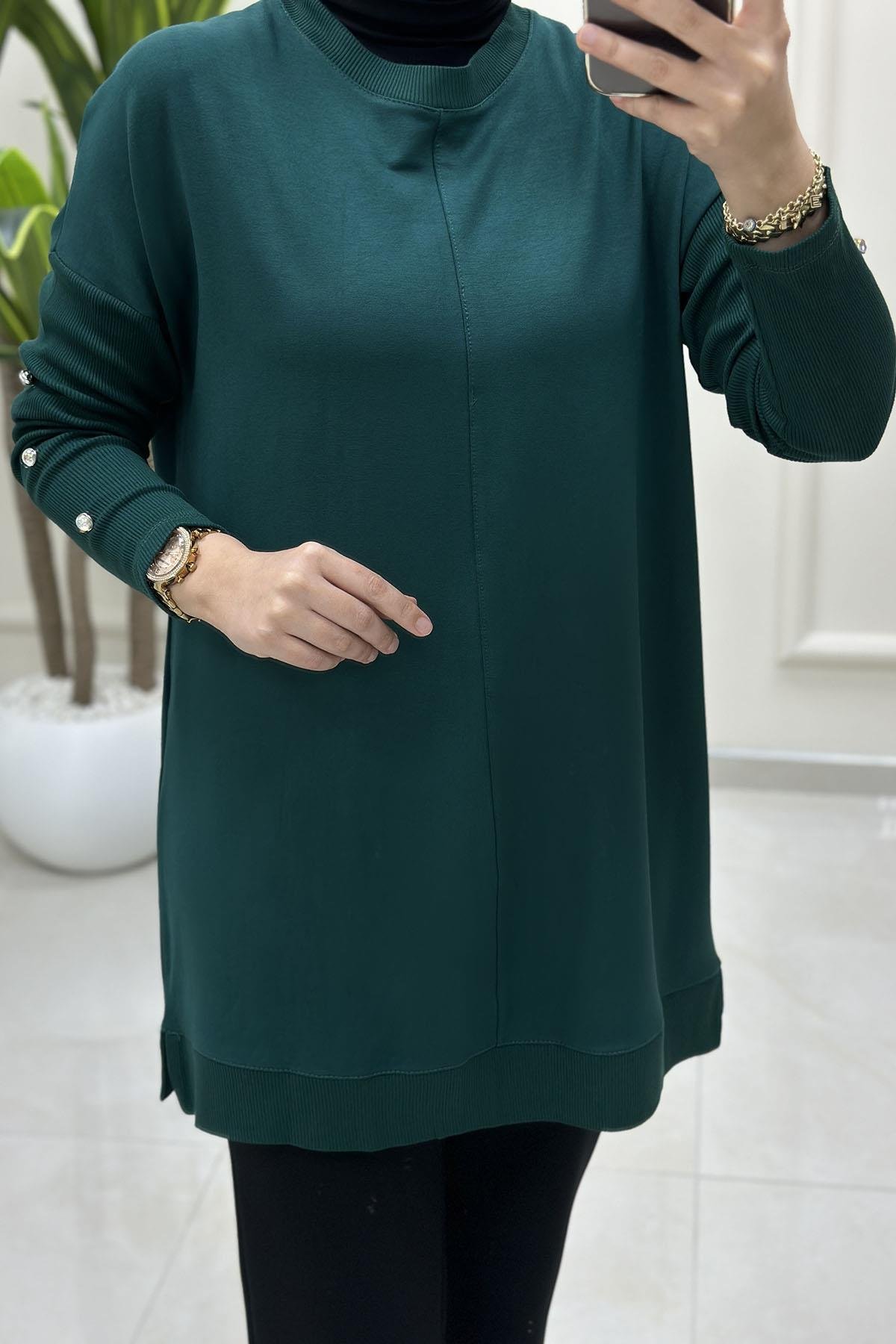 Tesettür Tunik ModelleriDüşük Omuz Kol Ribana ve Taş Düğme Detaylı Kadın Tunik Zümrüt Yeşili KADO 9520