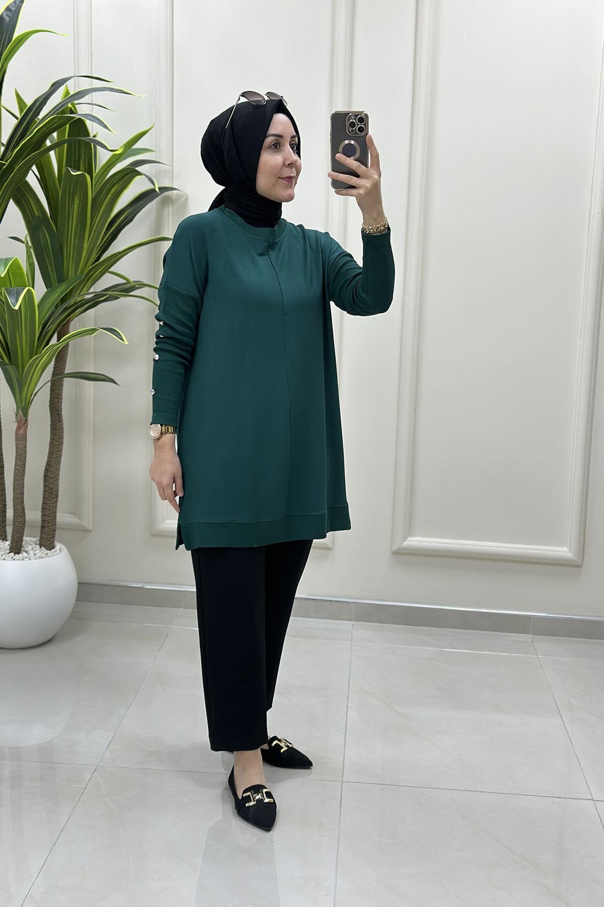 Tesettür Tunik ModelleriDüşük Omuz Kol Ribana ve Taş Düğme Detaylı Kadın Tunik Zümrüt Yeşili KADO 9520