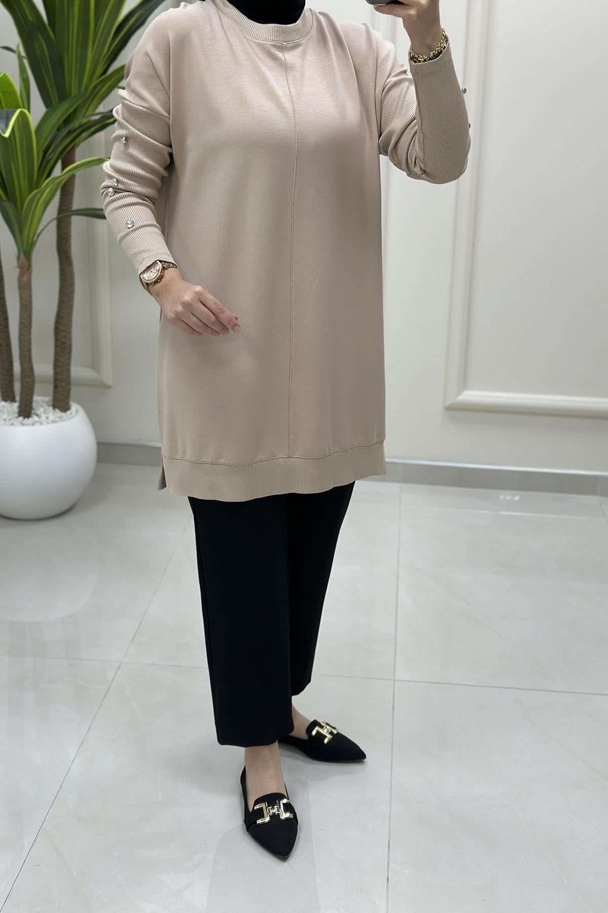 Tesettür Tunik ModelleriDüşük Omuz Kol Ribana ve Taş Düğme Detaylı Kadın Tunik Bej KADO 9520