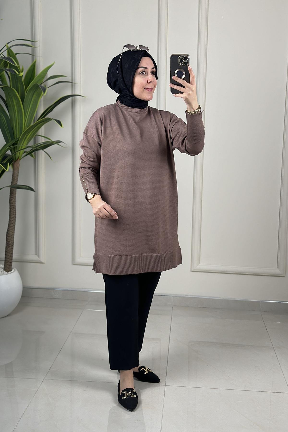 Tesettür Tunik ModelleriDüşük Omuz Kol Düğme Detaylı Kadın Triko Tunik Vizon SRY 4106