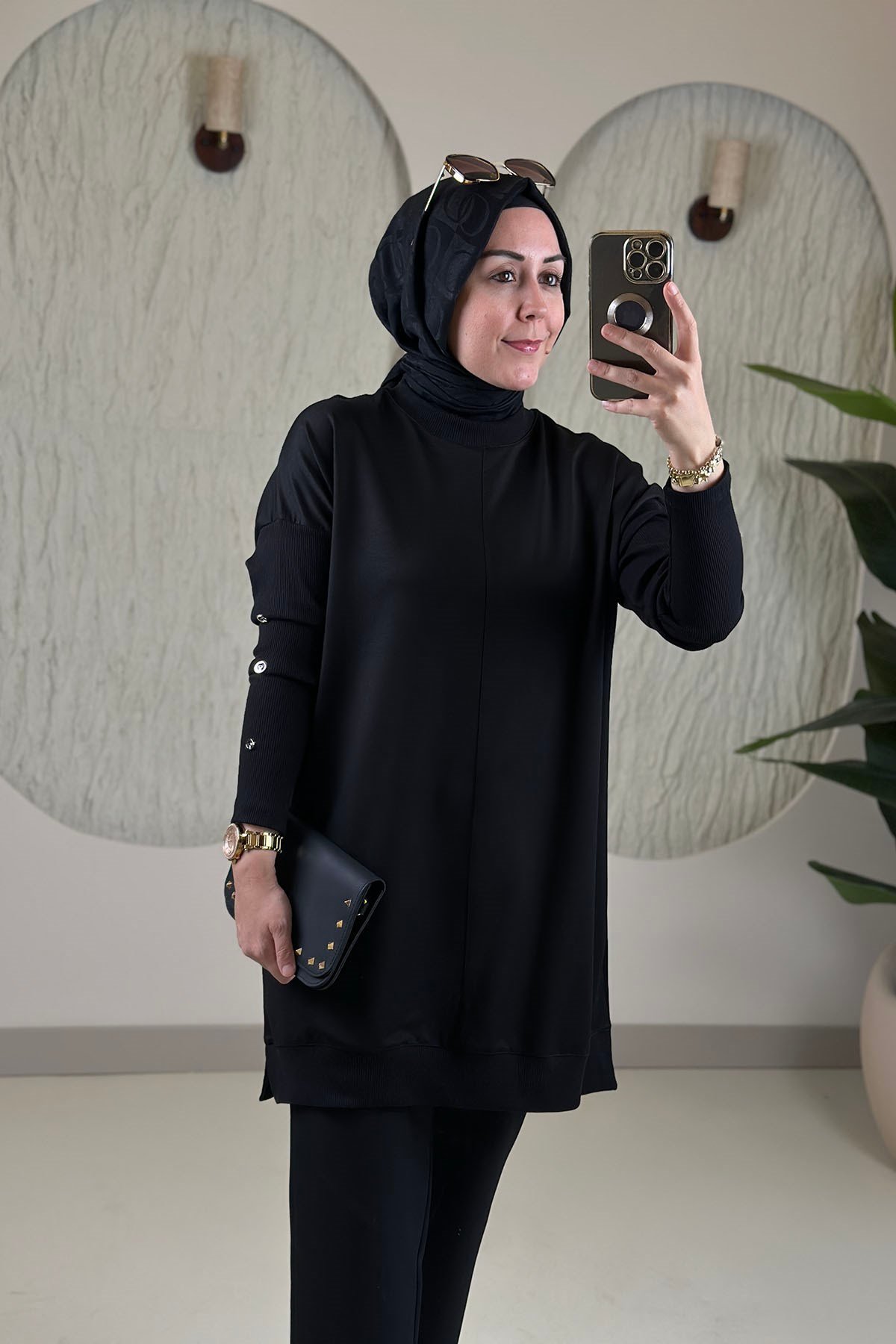 Tesettür Tunik ModelleriDüşük Omuz Kol Ribanalı Düğme Detaylı Kadın Tunik Siyah KADO 268484