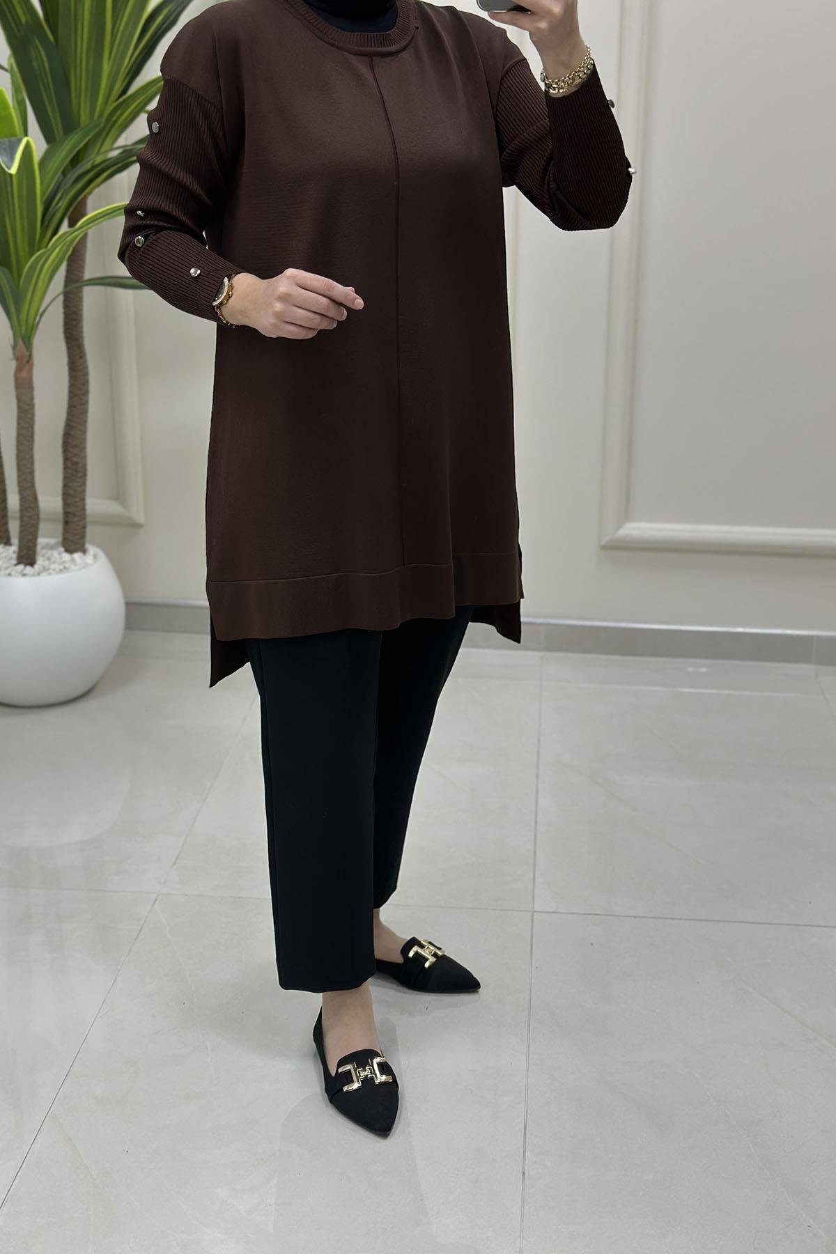 Tesettür Tunik ModelleriDüşük Omuz Kol Düğme Detaylı Kadın Merserize Tunik Kahverengi KADO 2725014