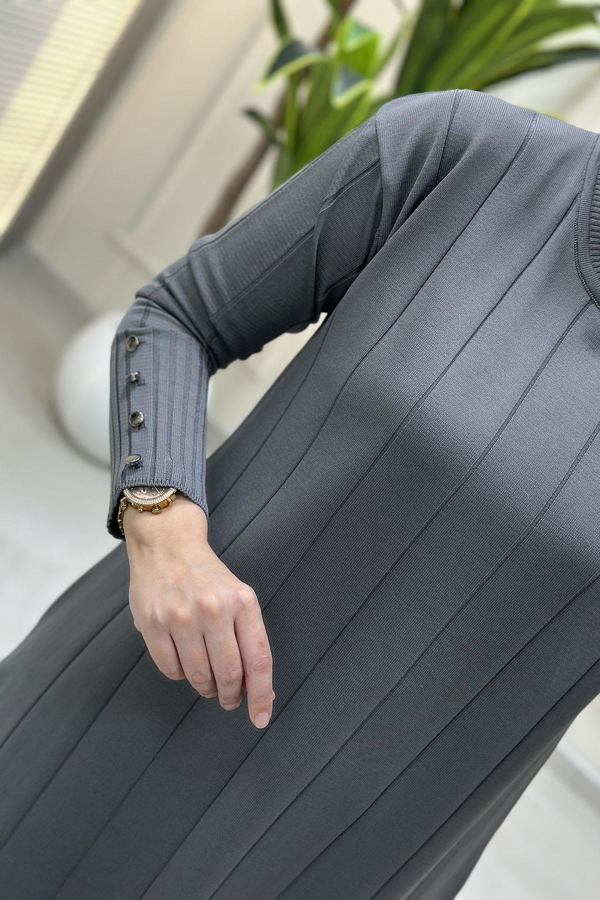 Tesettür Tunik ModelleriDüşük Omuz Kolu Düğme Detaylı Kadın Merserize Tunik Gri KADO 2725011