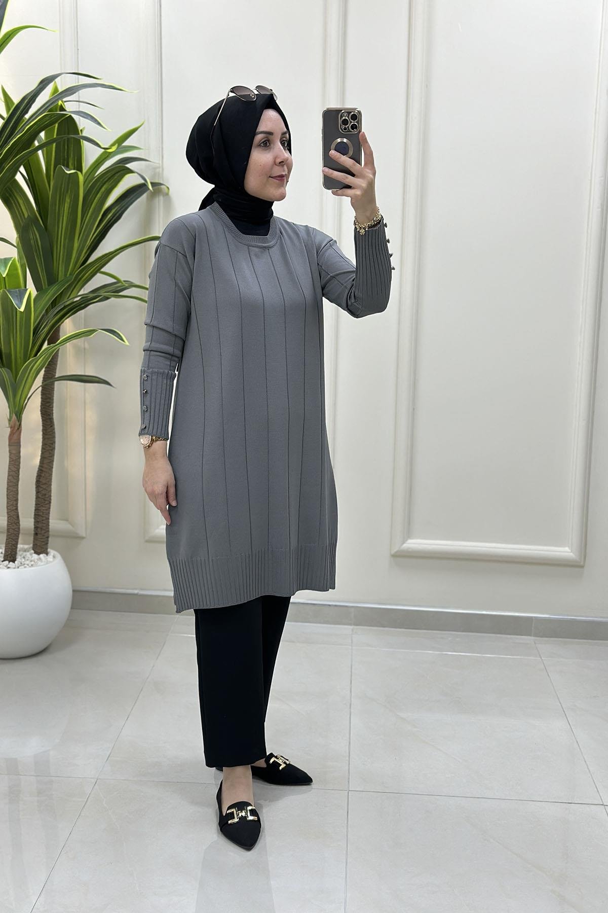 Tesettür Tunik ModelleriDüşük Omuz Kolu Düğme Detaylı Kadın Merserize Tunik Gri KADO 2725011