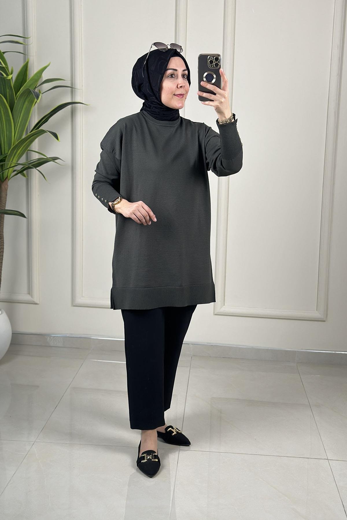 Tesettür Tunik ModelleriDüşük Omuz Kol Düğme Detaylı Kadın Triko Tunik Haki SRY 4106