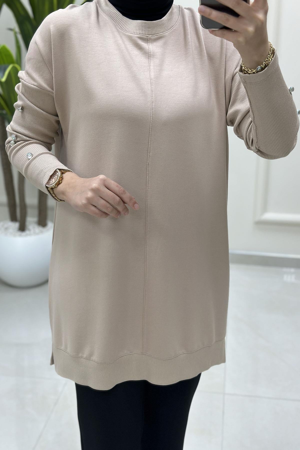 Tesettür Tunik ModelleriDüşük Omuz Kol Ribana ve Taş Düğme Detaylı Kadın Tunik Bej KADO 9520