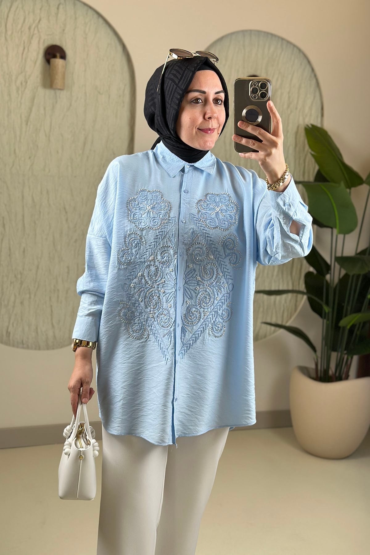 Tesettür Tunik ModelleriDüşük Omuz Nakış ve Taş İşlemeli Kadın Tunik Bebe Mavisi SLN 5455