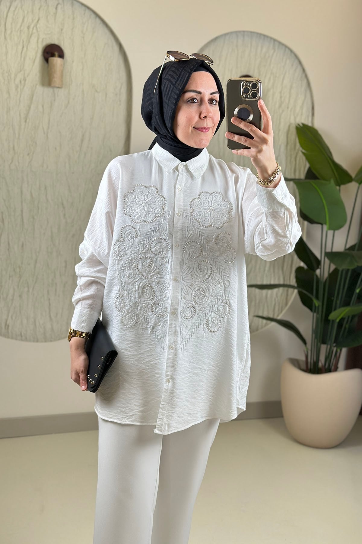 Tesettür Tunik ModelleriDüşük Omuz Nakış ve Taş İşlemeli Kadın Tunik Beyaz SLN 5455