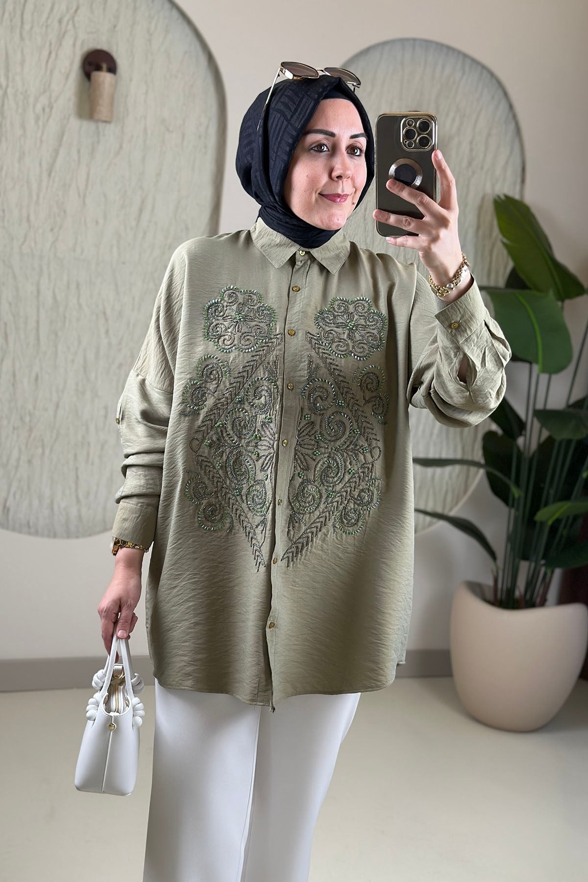 Tesettür Tunik ModelleriDüşük Omuz Nakış ve Taş İşlemeli Kadın Tunik Yeşil SLN 5455
