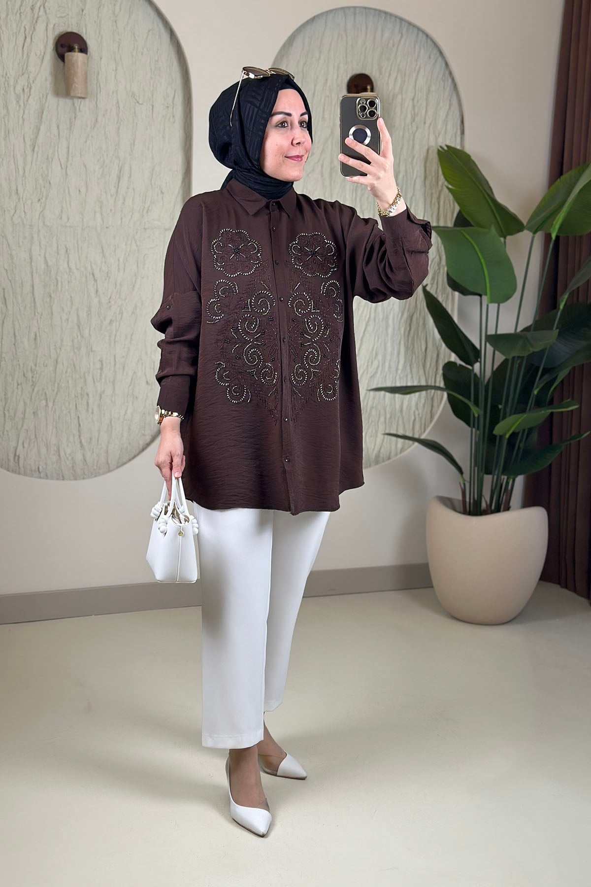 Tesettür Tunik ModelleriDüşük Omuz Nakış ve Taş İşlemeli Kadın Tunik Acı Kahve SLN 5455