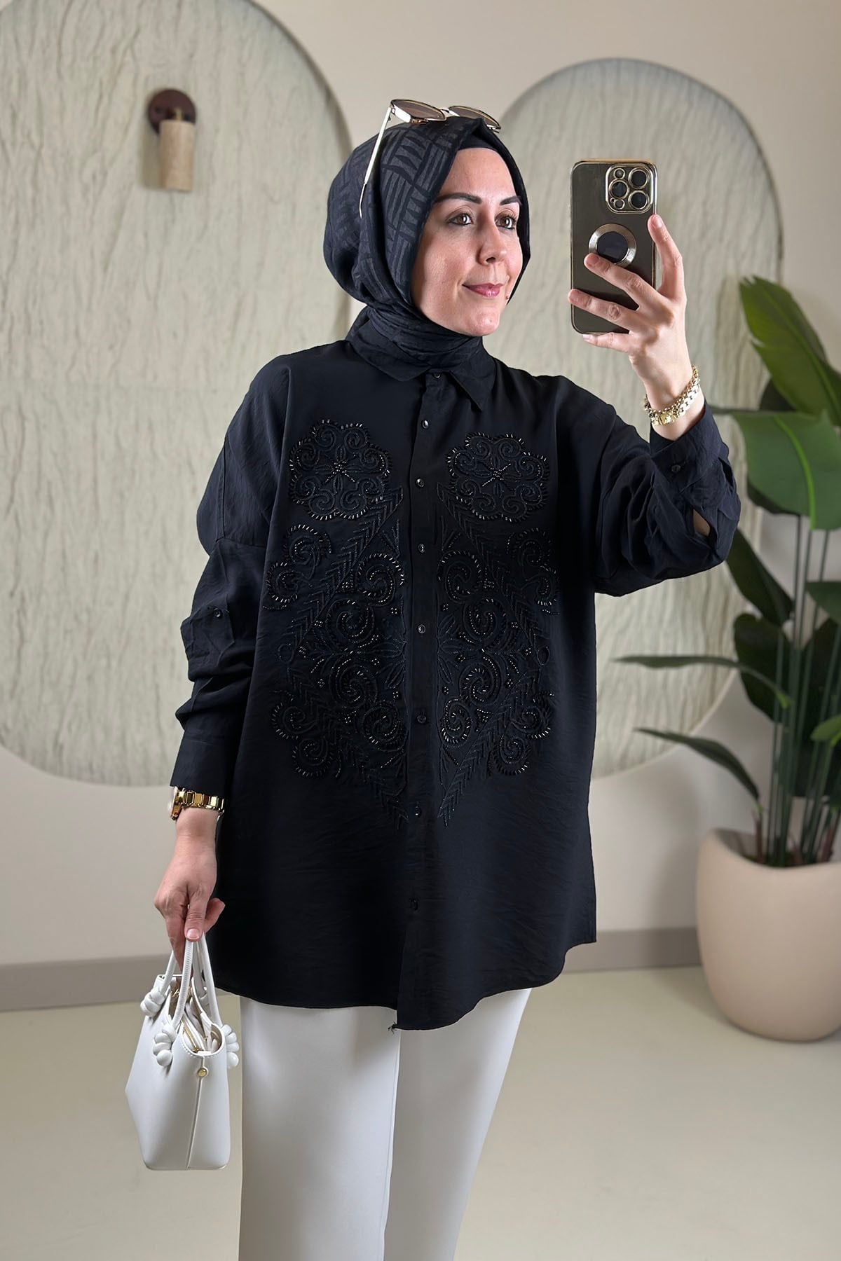 Tesettür Tunik ModelleriDüşük Omuz Nakış ve Taş İşlemeli Kadın Tunik Siyah SLN 5455