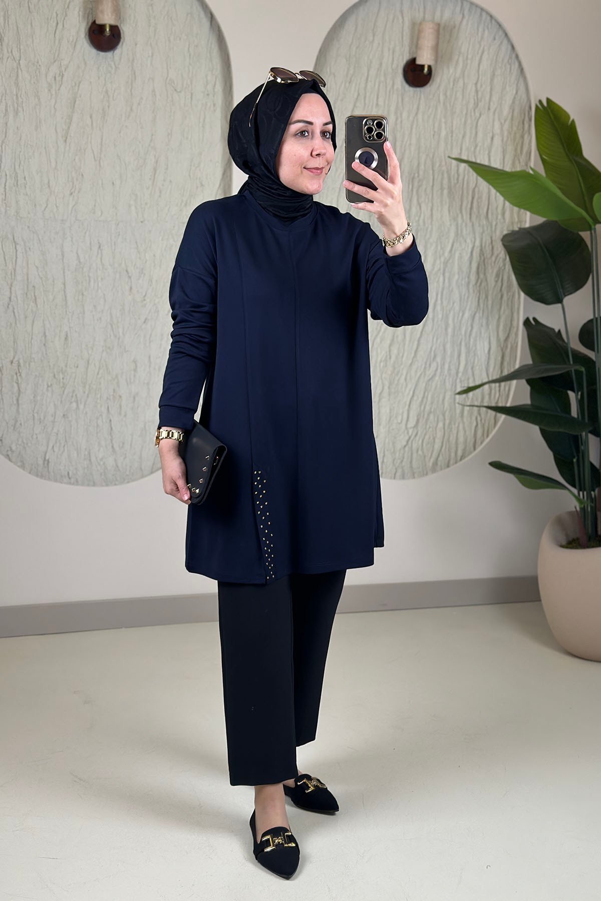 Tesettür Tunik ModelleriDüşük Omuz Ön Yırtmaç Taş Detaylı Oysho Kadın Tunik Lacivert KADO 268334