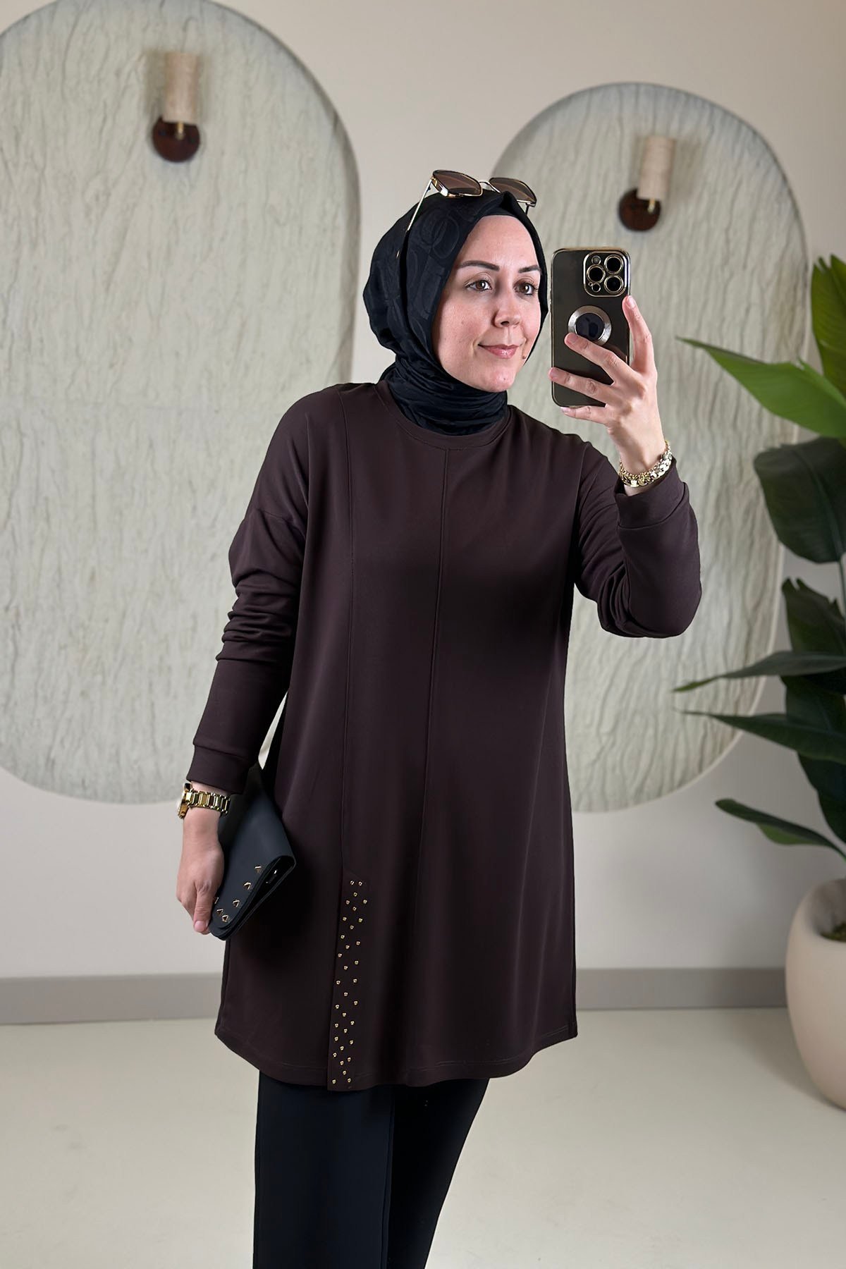 Tesettür Tunik ModelleriDüşük Omuz Ön Yırtmaç Taş Detaylı Oysho Kadın Tunik Kahverengi KADO 268334