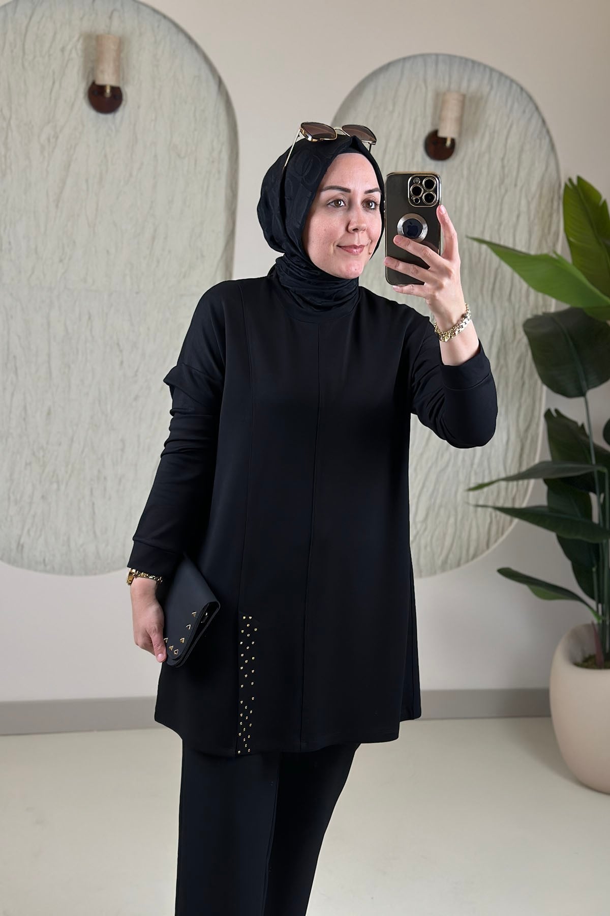 Tesettür Tunik ModelleriDüşük Omuz Ön Yırtmaç Taş Detaylı Oysho Kadın Tunik Siyah KADO 268334