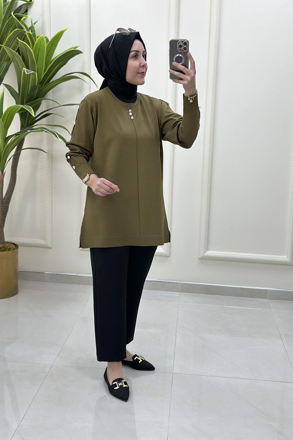 Tesettür Tunik ModelleriDüşük Omuz Önü ve Kolları Taş Düğme Detaylı Kadın Triko Tunik Yağ Yeşili MLH 5015