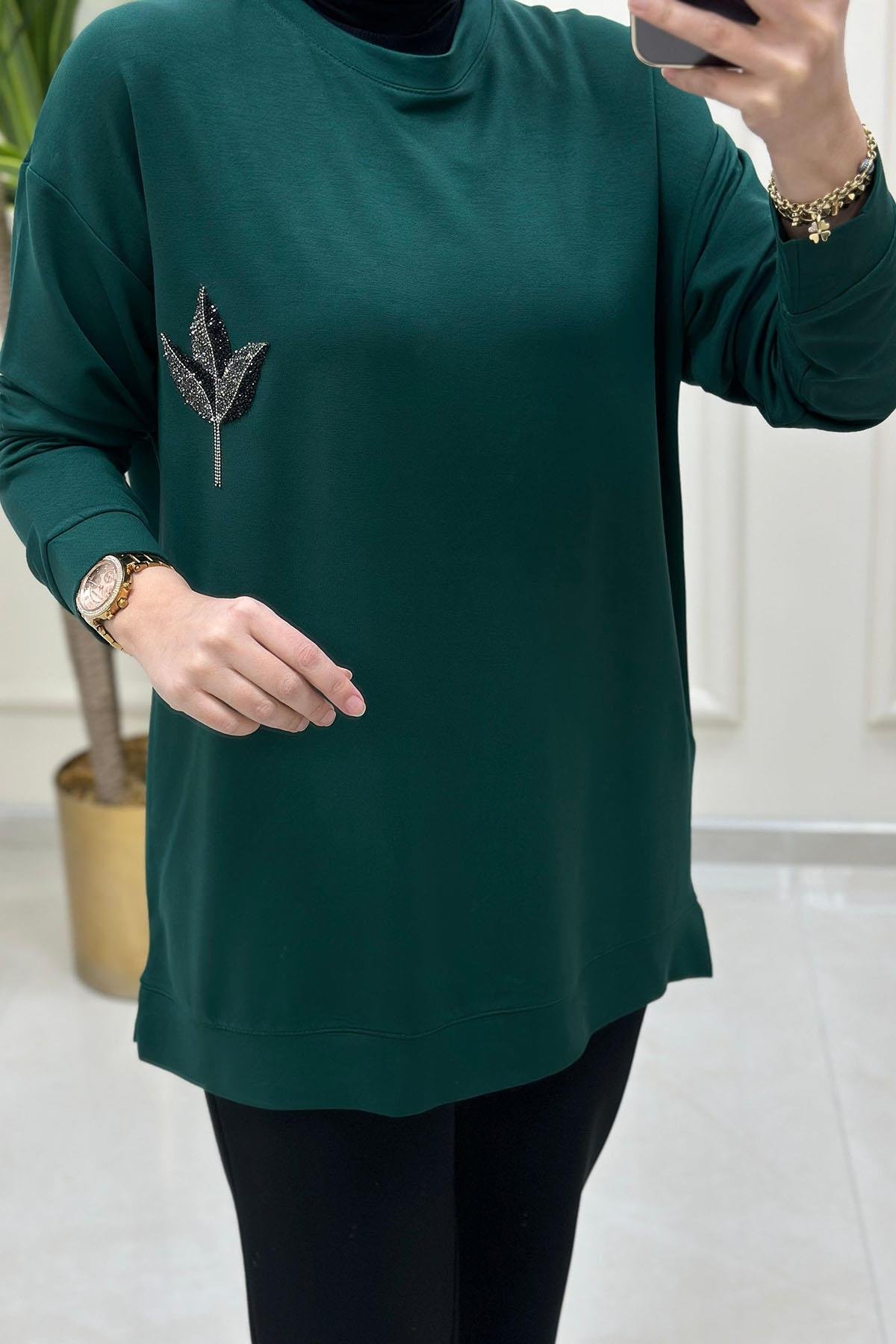 Tesettür Tunik ModelleriDüşük Omuz Önü Laleli Kadın Tunik Zümrüt Yeşili KADO 9667