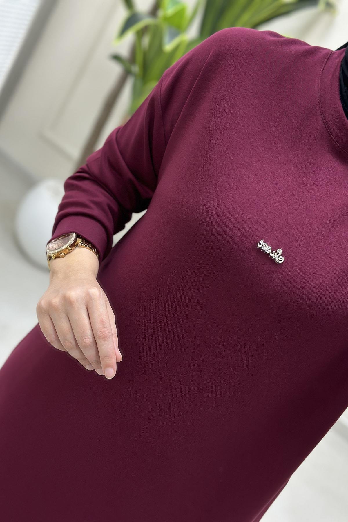 Tesettür Tunik ModelleriDüşük Omuz Önü Aksesuar Detaylı Uzun Kadın Tunik Bordo KADO 257420
