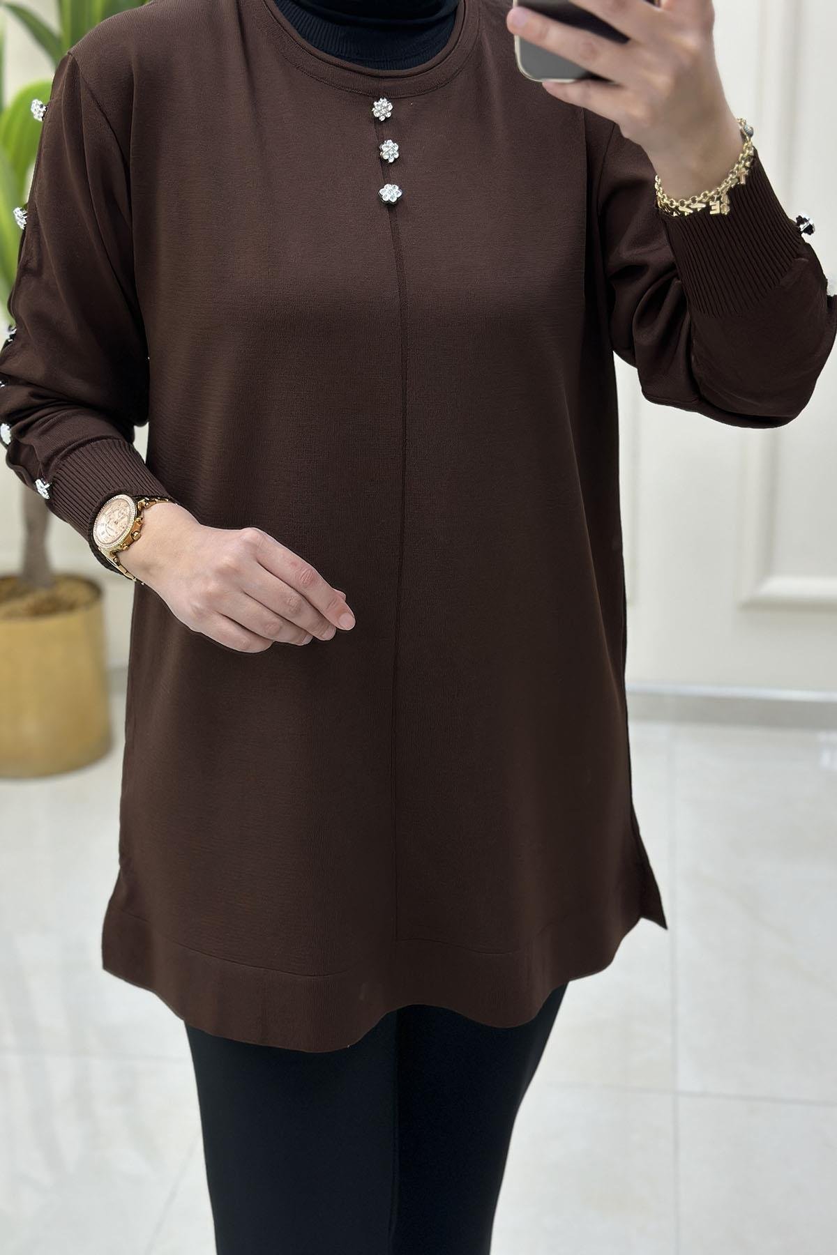 Tesettür Tunik ModelleriDüşük Omuz Önü ve Kolları Taş Düğme Detaylı Kadın Triko Tunik Kahverengi MLH 5015