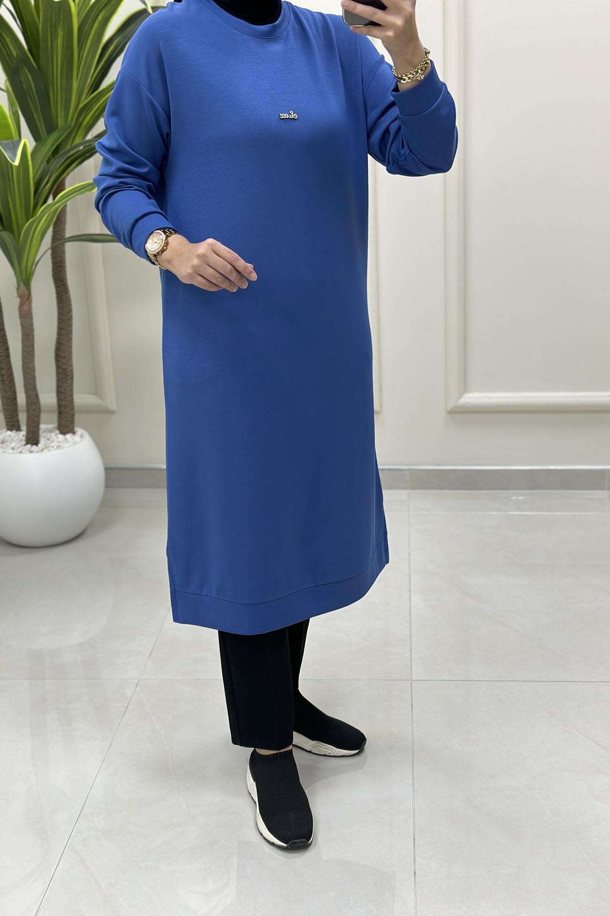 Tesettür Tunik ModelleriDüşük Omuz Önü Aksesuar Detaylı Uzun Kadın Tunik Mavi KADO 257420