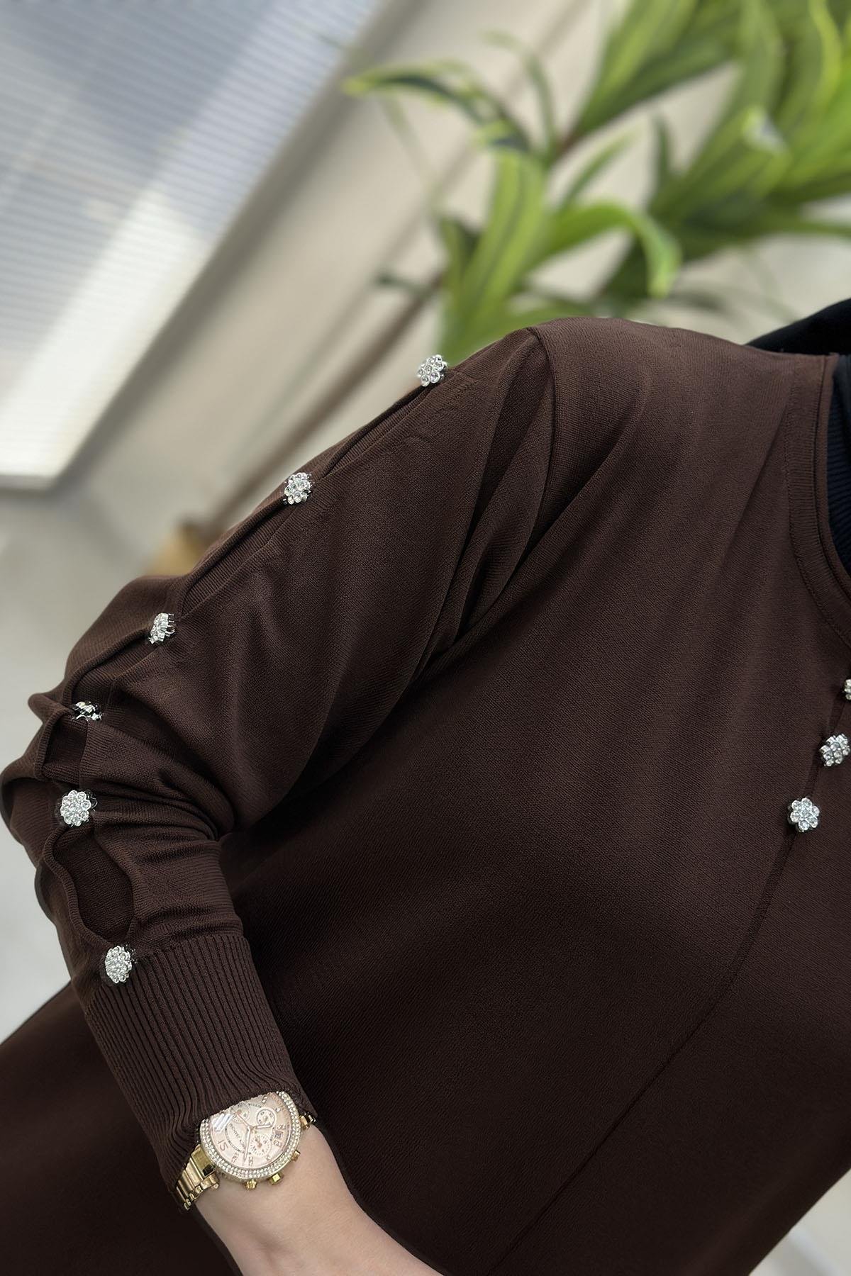 Tesettür Tunik ModelleriDüşük Omuz Önü ve Kolları Taş Düğme Detaylı Kadın Triko Tunik Kahverengi MLH 5015