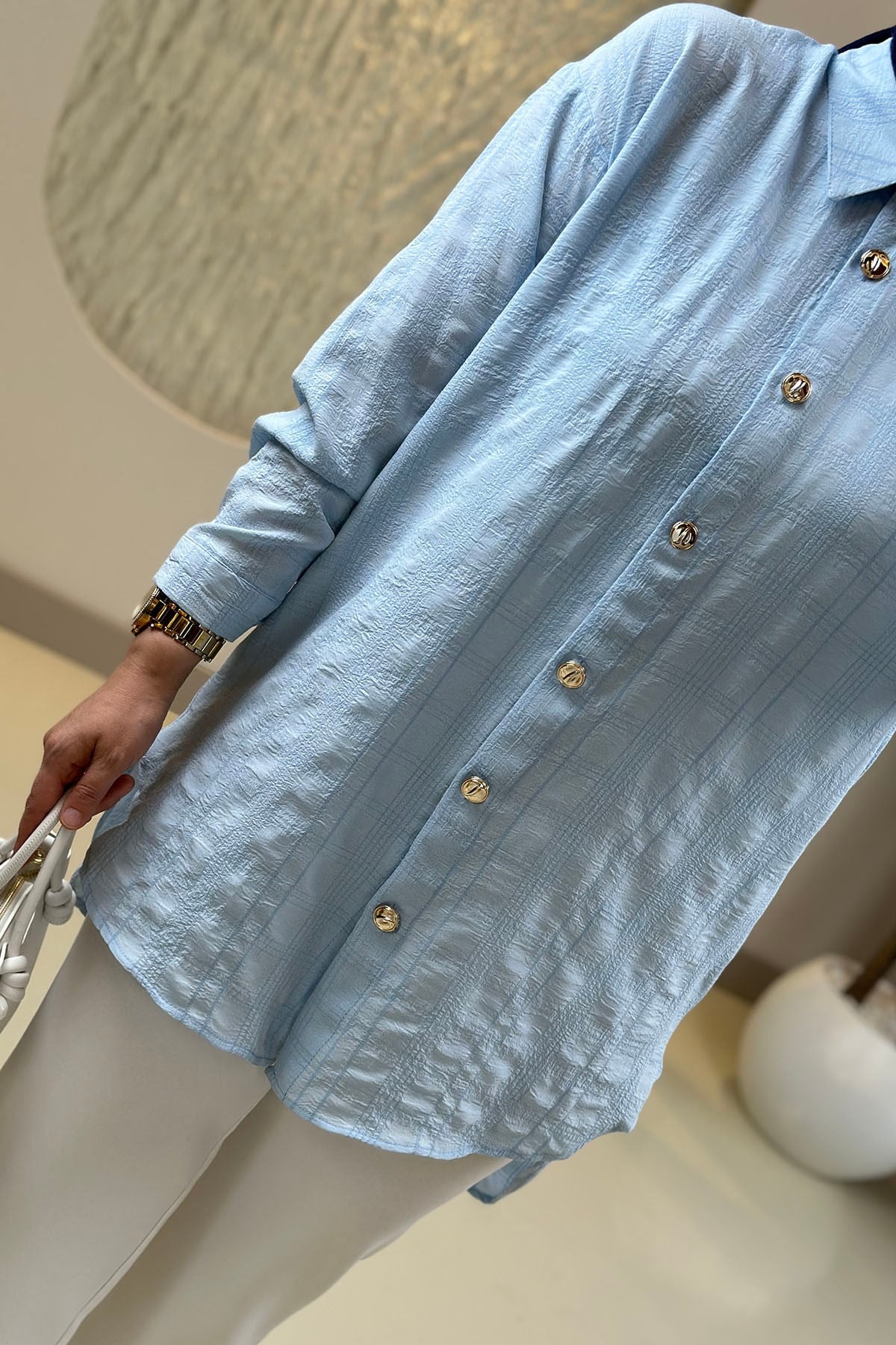 Tesettür Tunik ModelleriDüşük Omuz Önü Düğmeli Gofre Kumaş Kadın Tunik Bebe Mavisi GNR 255