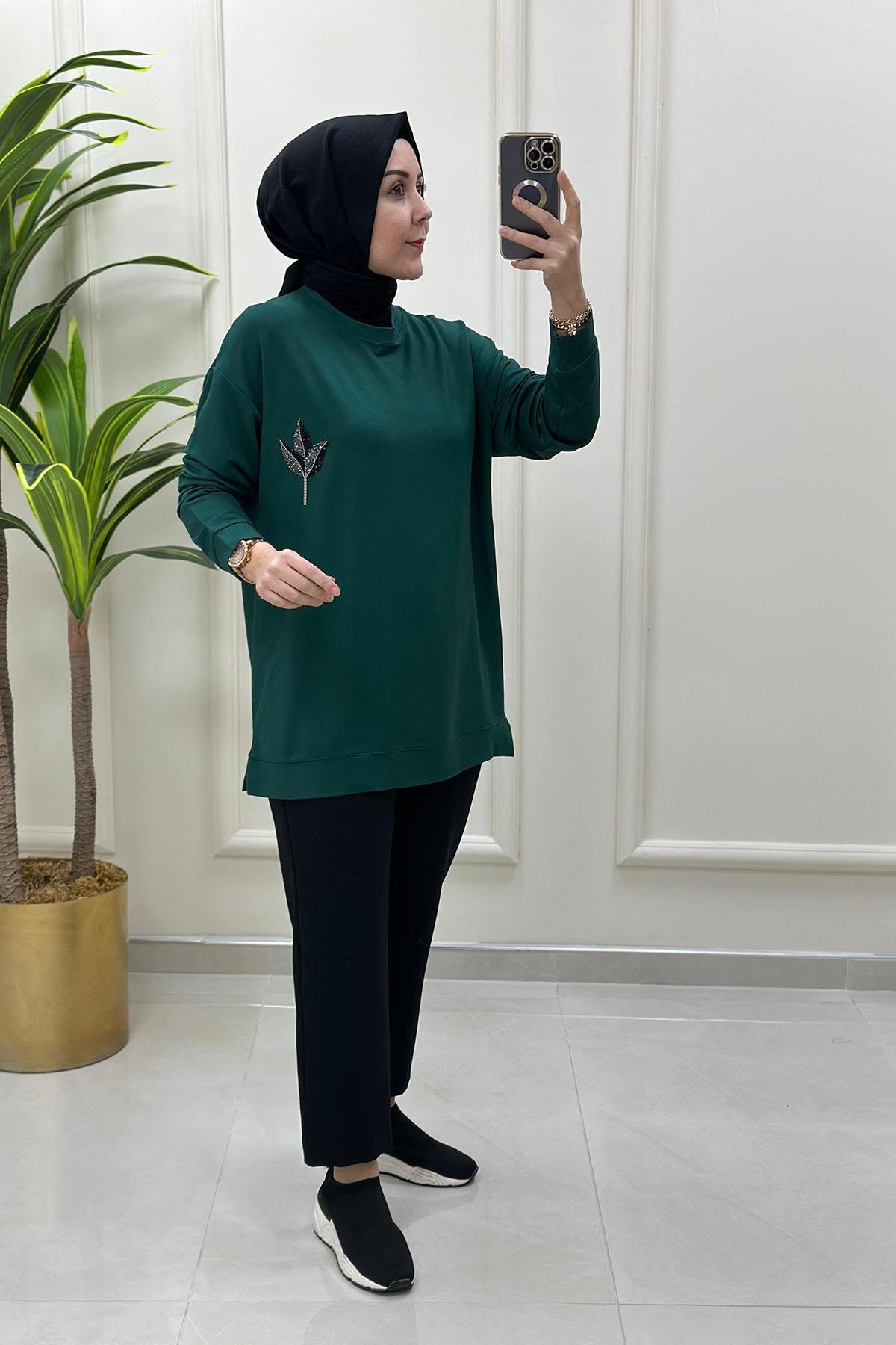 Tesettür Tunik ModelleriDüşük Omuz Önü Laleli Kadın Tunik Zümrüt Yeşili KADO 9667
