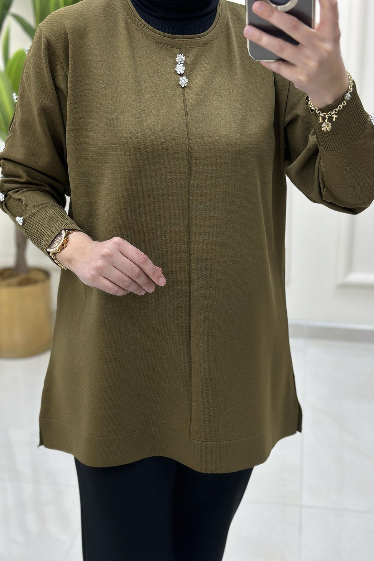Tesettür Tunik ModelleriDüşük Omuz Önü ve Kolları Taş Düğme Detaylı Kadın Triko Tunik Yağ Yeşili MLH 5015