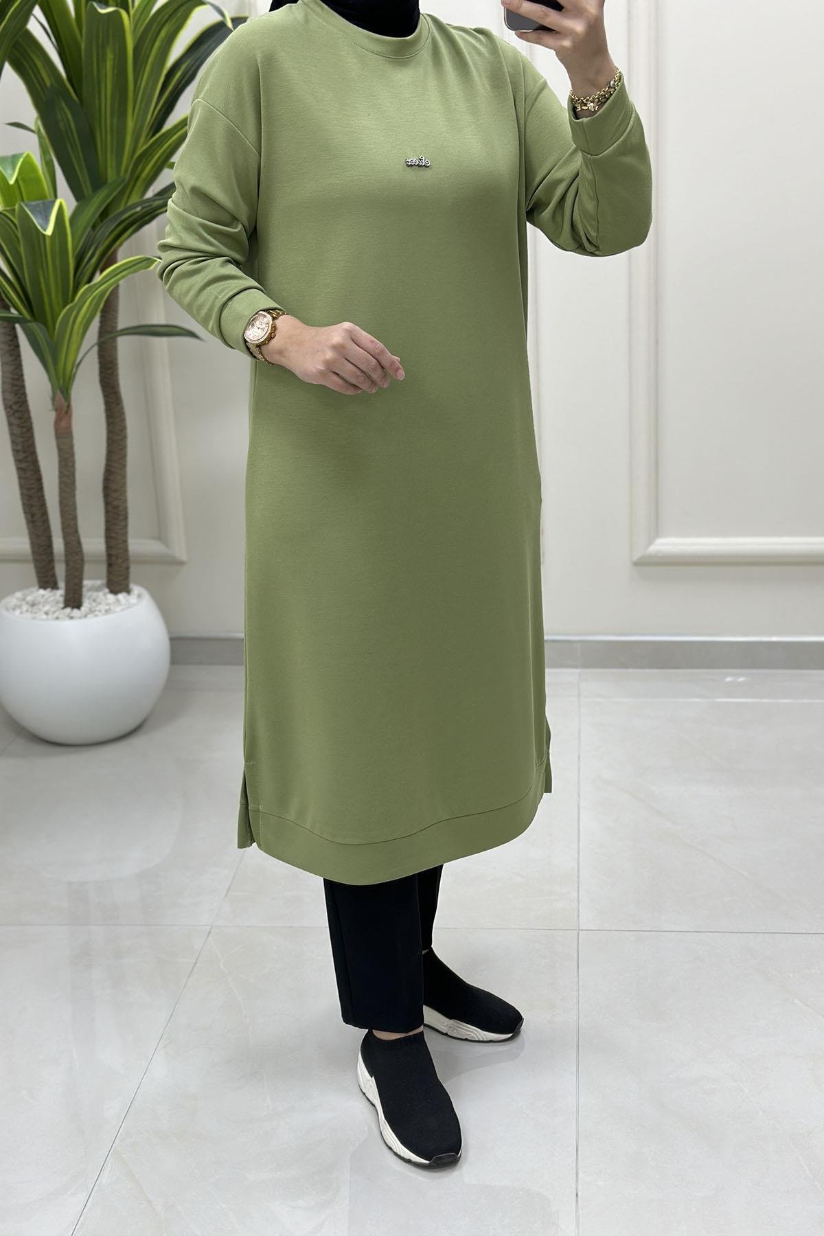 Tesettür Tunik ModelleriDüşük Omuz Önü Aksesuar Detaylı Uzun Kadın Tunik Fıstık Yeşili KADO 257420
