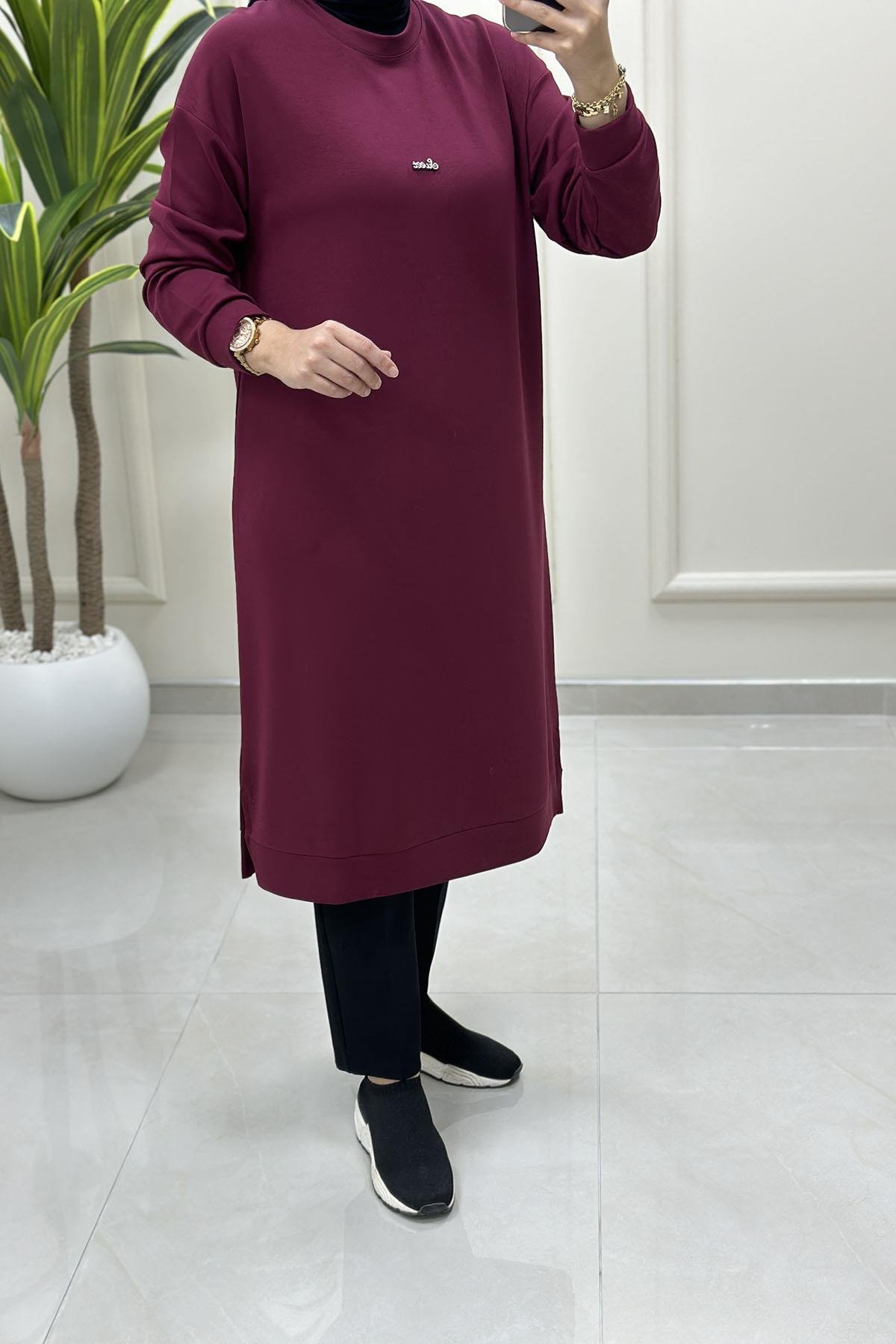 Tesettür Tunik ModelleriDüşük Omuz Önü Aksesuar Detaylı Uzun Kadın Tunik Bordo KADO 257420