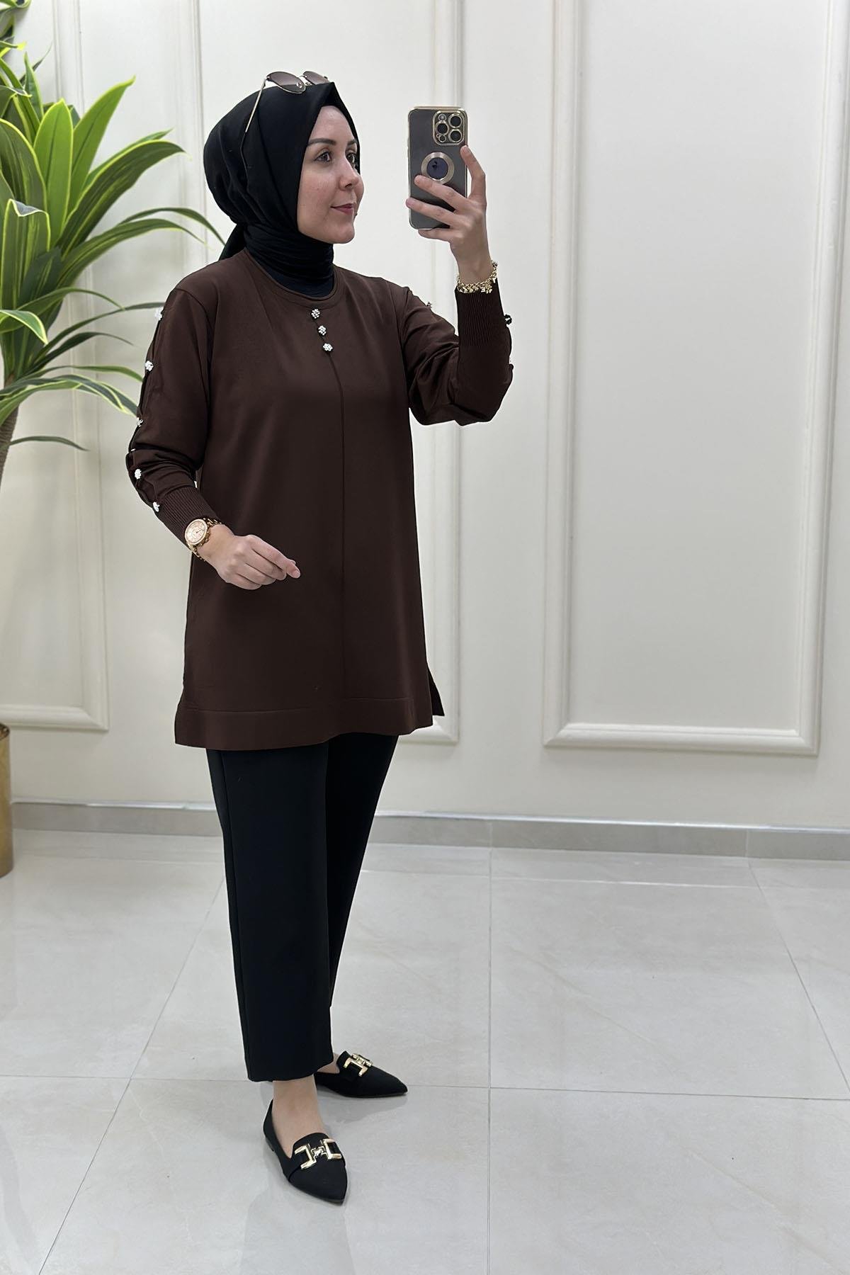 Tesettür Tunik ModelleriDüşük Omuz Önü ve Kolları Taş Düğme Detaylı Kadın Triko Tunik Kahverengi MLH 5015