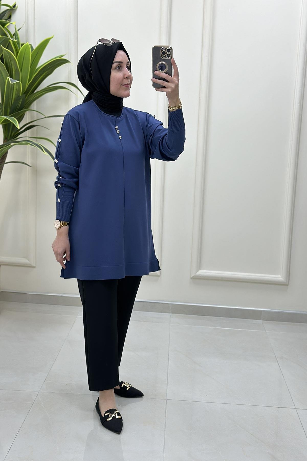 Tesettür Tunik ModelleriDüşük Omuz Önü ve Kolları Taş Düğme Detaylı Kadın Triko Tunik İndigo MLH 5015