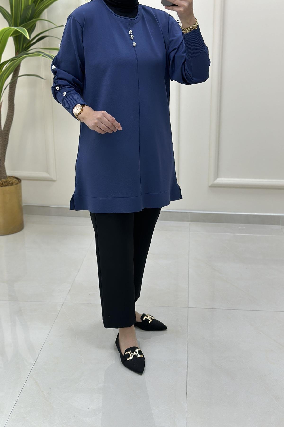 Tesettür Tunik ModelleriDüşük Omuz Önü ve Kolları Taş Düğme Detaylı Kadın Triko Tunik İndigo MLH 5015