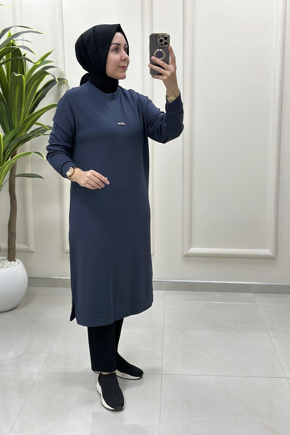 Tesettür Tunik ModelleriDüşük Omuz Önü Aksesuar Detaylı Uzun Kadın Tunik Antrasit KADO 257420
