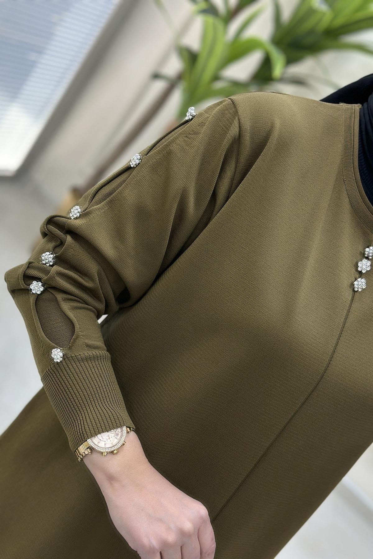 Tesettür Tunik ModelleriDüşük Omuz Önü ve Kolları Taş Düğme Detaylı Kadın Triko Tunik Yağ Yeşili MLH 5015